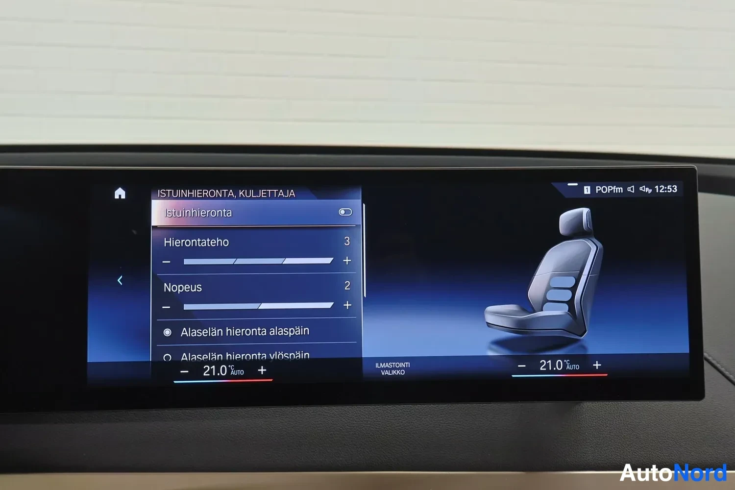 Yksityiskohta: Auton infotainment-näyttö näyttää kuljettajan istuinhieronta-asetukset: hierontateho 3 ja nopeus 2.
