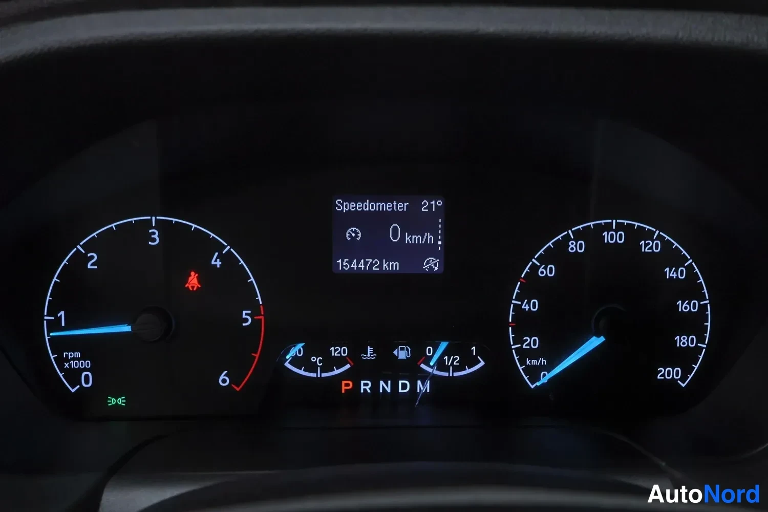Yksityiskohta: Mittaristo: nopeusmittari 0–200 km/h, kierroslukumittari, näytöllä lukema 154472 km ja vaihde P.
