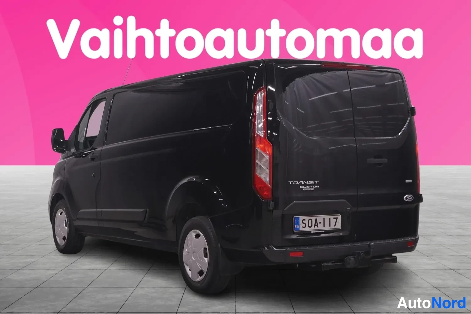 Takaviisto: Ford Transit Custom -pakettiauto takaviistosta, takaovissa Transit Custom -teksti ja rekisterikilpi