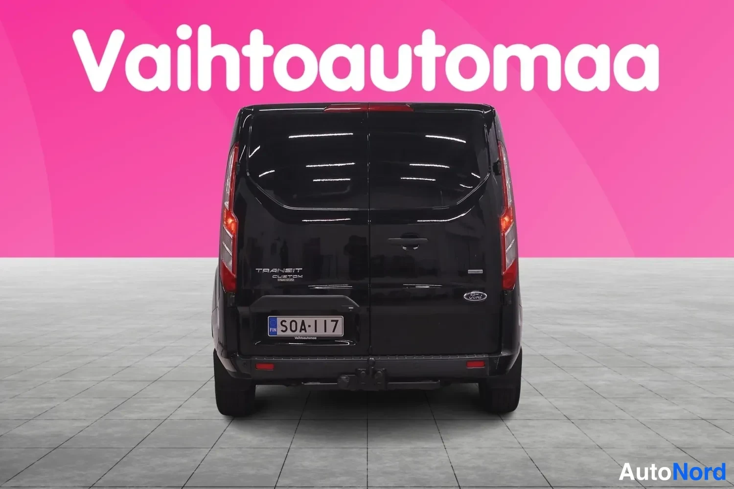Takaa: Ford Transit Custom -pakettiauto suoraan takaa, Transit Custom -merkintä ja rekisterikilpi