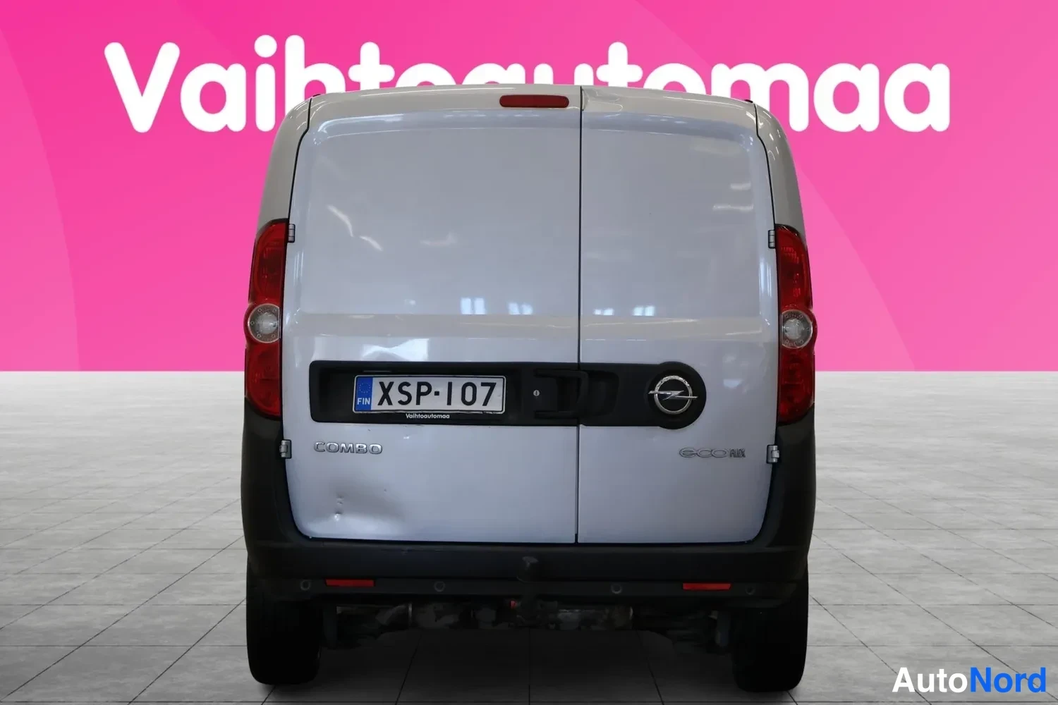 Takaa: Opel Combo, takaa valkoinen, rekisteritunnus, takavilkut ja COMBO-merkintä näkyvissä.