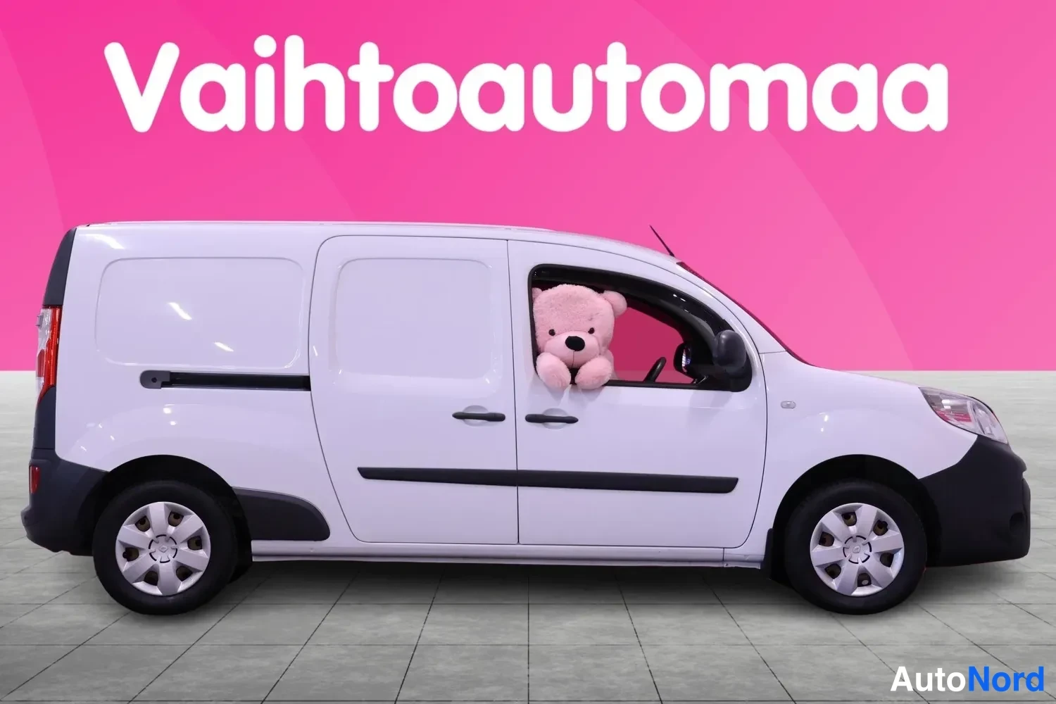 Etuviisto, nokka oikealle: Valkoinen pakettiauto sivulta etusammalta, auto etukulmassa nokka oikealla.