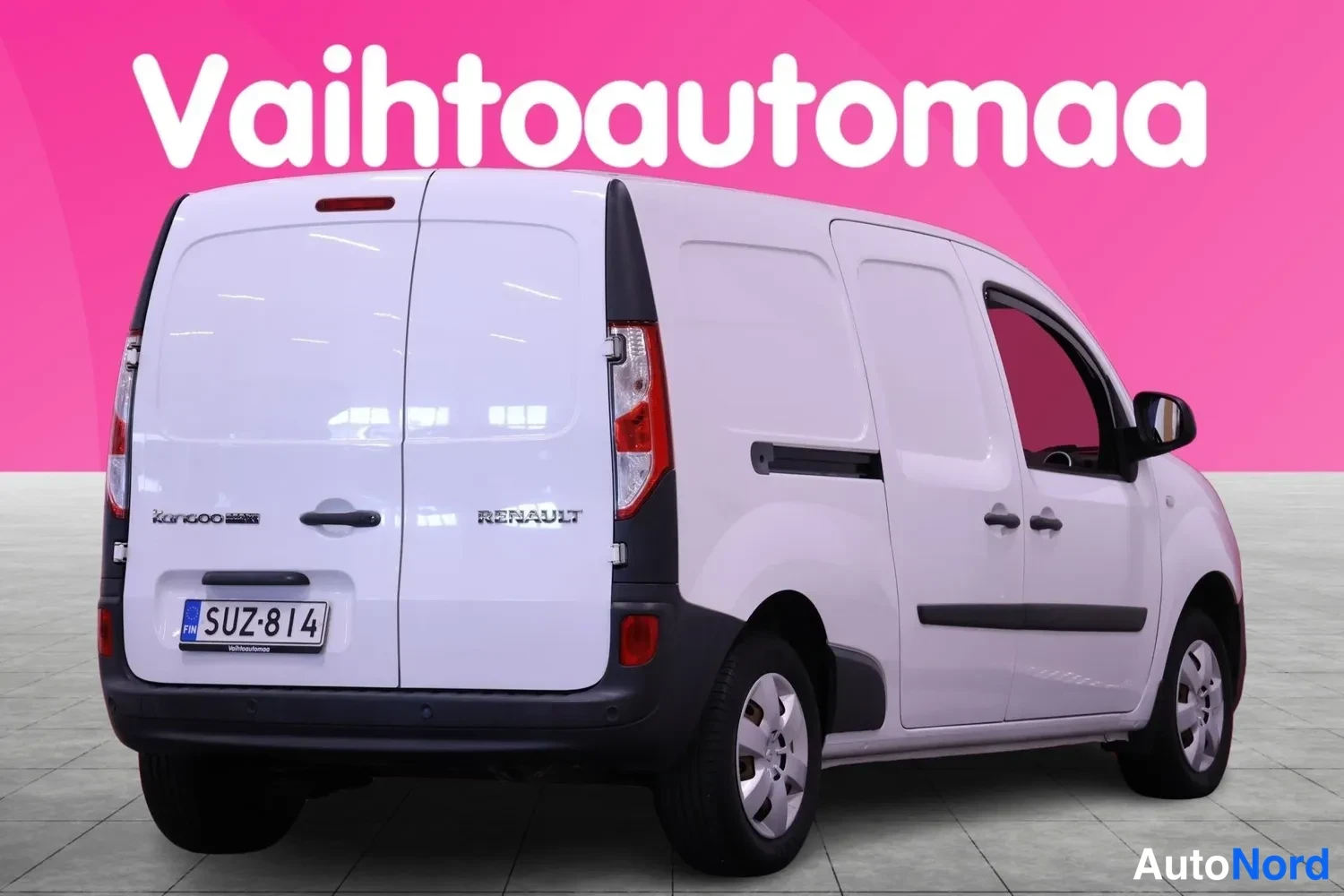 Takaviisto: Valkoinen pakettiauto takakulmassa perä vasemmalla, rekisterikilpi.