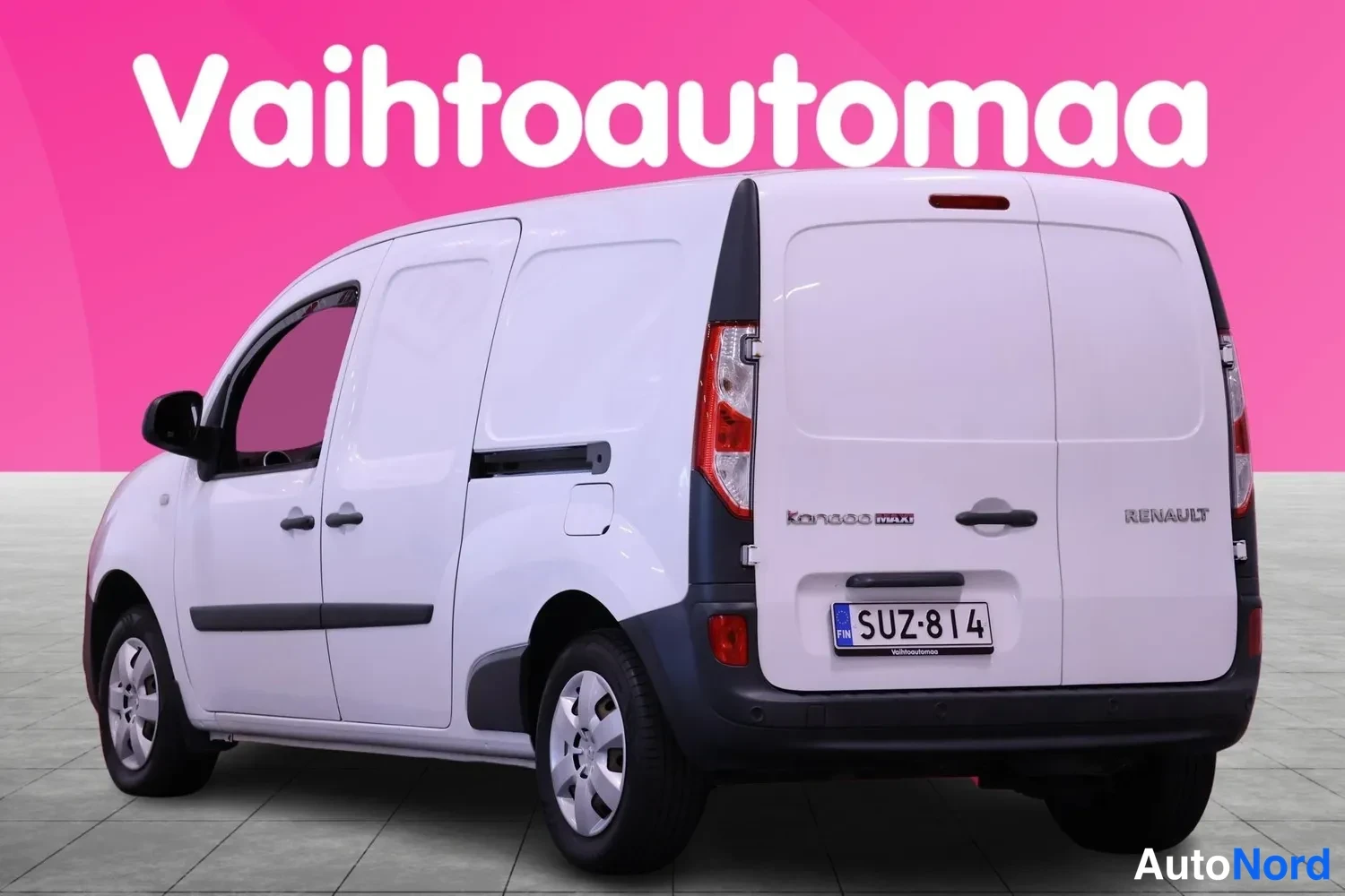 Takaviisto: Valkoinen pakettiauto takakulmassa perä oikealla, rekisterikilpi.