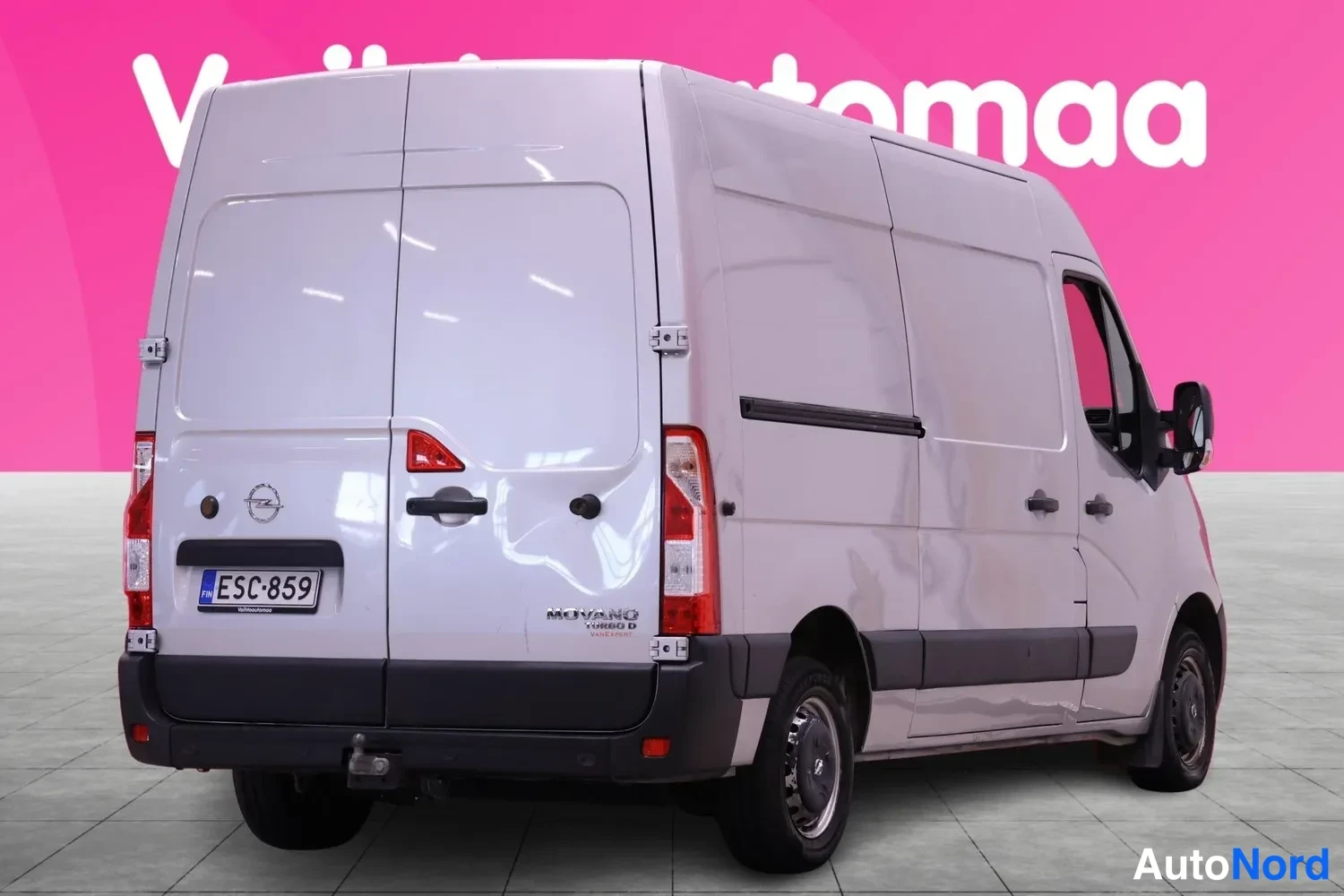 Takaviisto: Valkoinen pakettiauto takaviistosta, peräovet ja merkintä Movano Turbo D näkyvissä