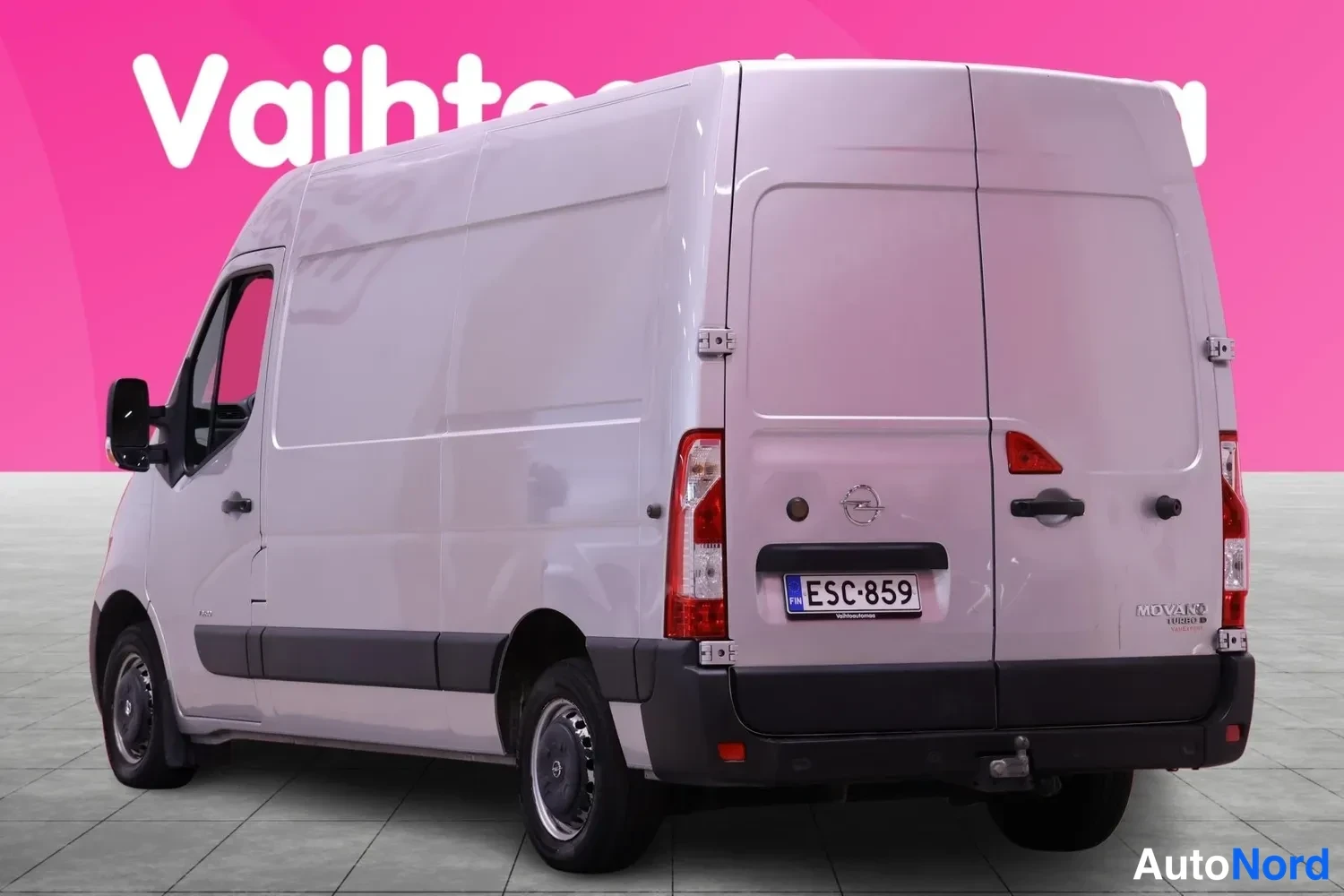 Takaviisto: Pakettiauto takaa ja sivulta, rekisteritunnus