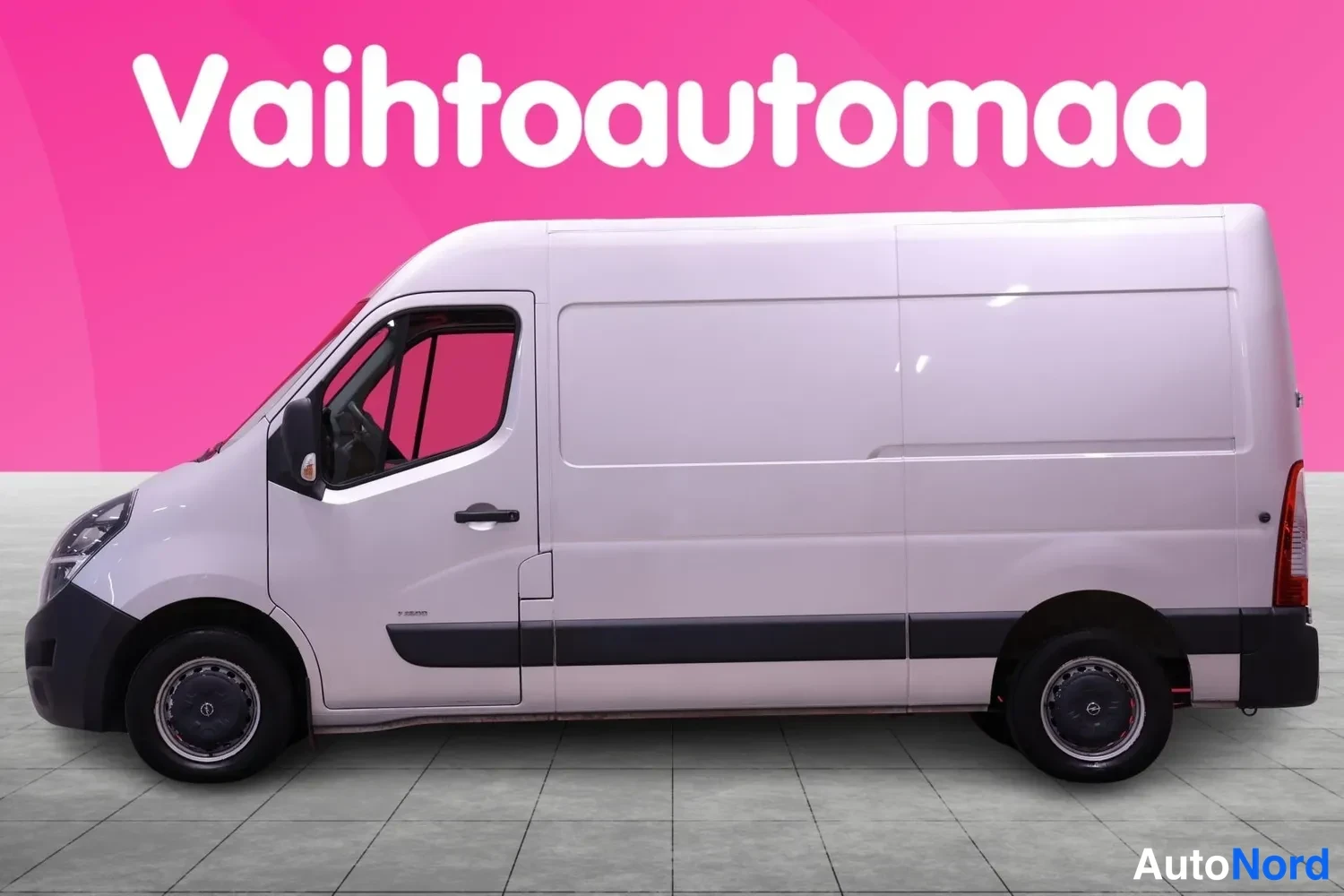 Sivulta: Pakettiauto sivulta oikealta, valkoinen koripaneeli