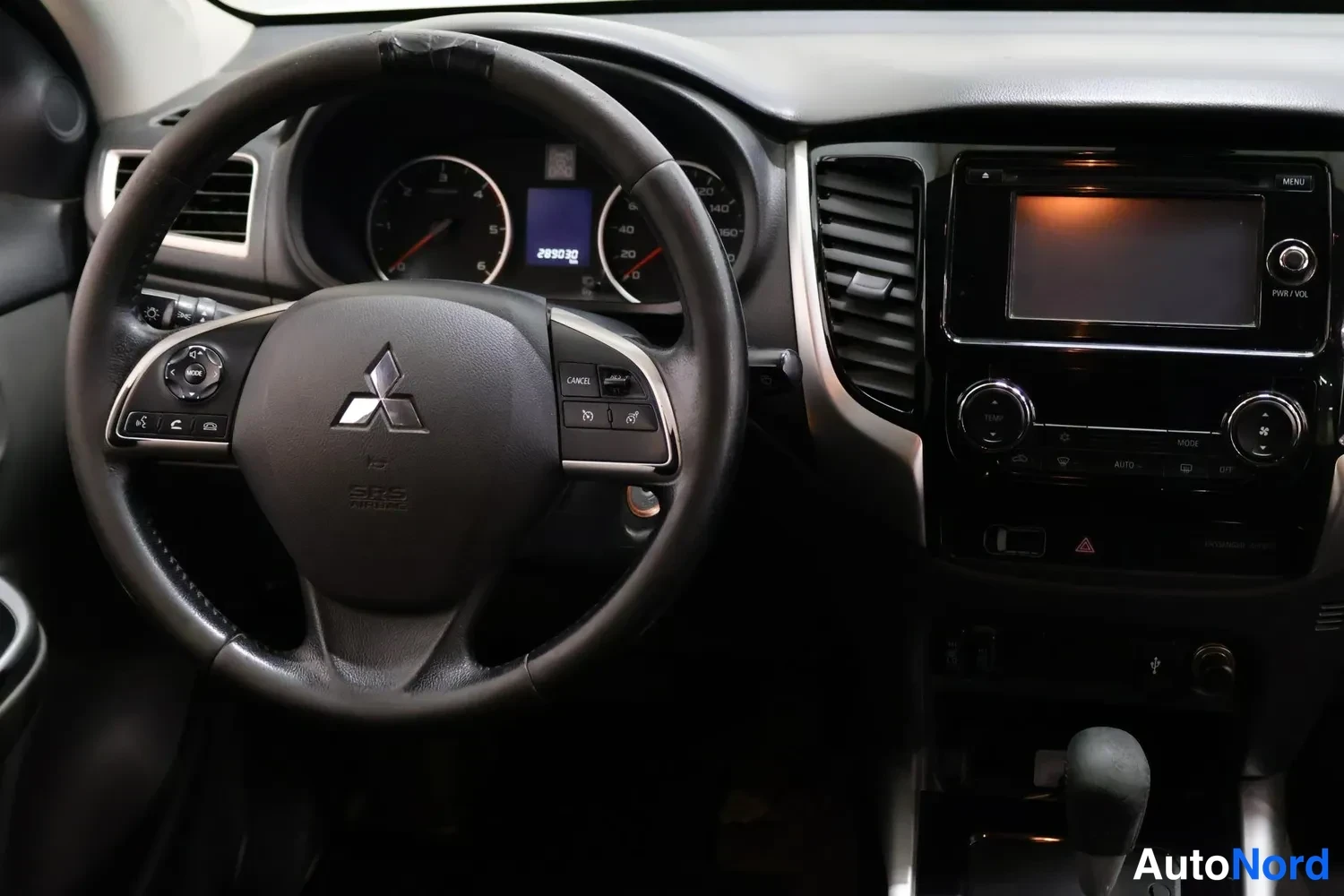 Muu: Mitsubishi-merkillä varustettu ratto, mittaristo ja keskikonsolin kosketusnäyttö sekä automaattivaihteiston valitsin.