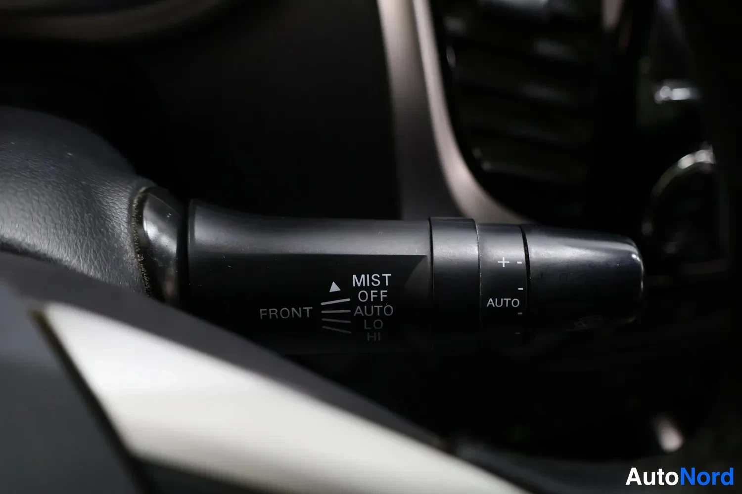 Yksityiskohta: Tuulilasinpyyhkijän varsi asennoilla MIST, OFF, AUTO, LO ja HI.