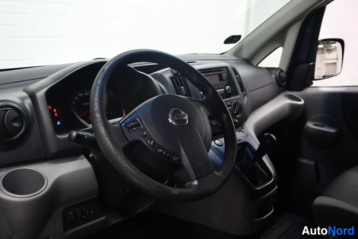 Muu: Kojelauta ja Nissan-ohjauspyora, manuaalivaihteenkeppi ja keskikonsolin radio nakyvat.