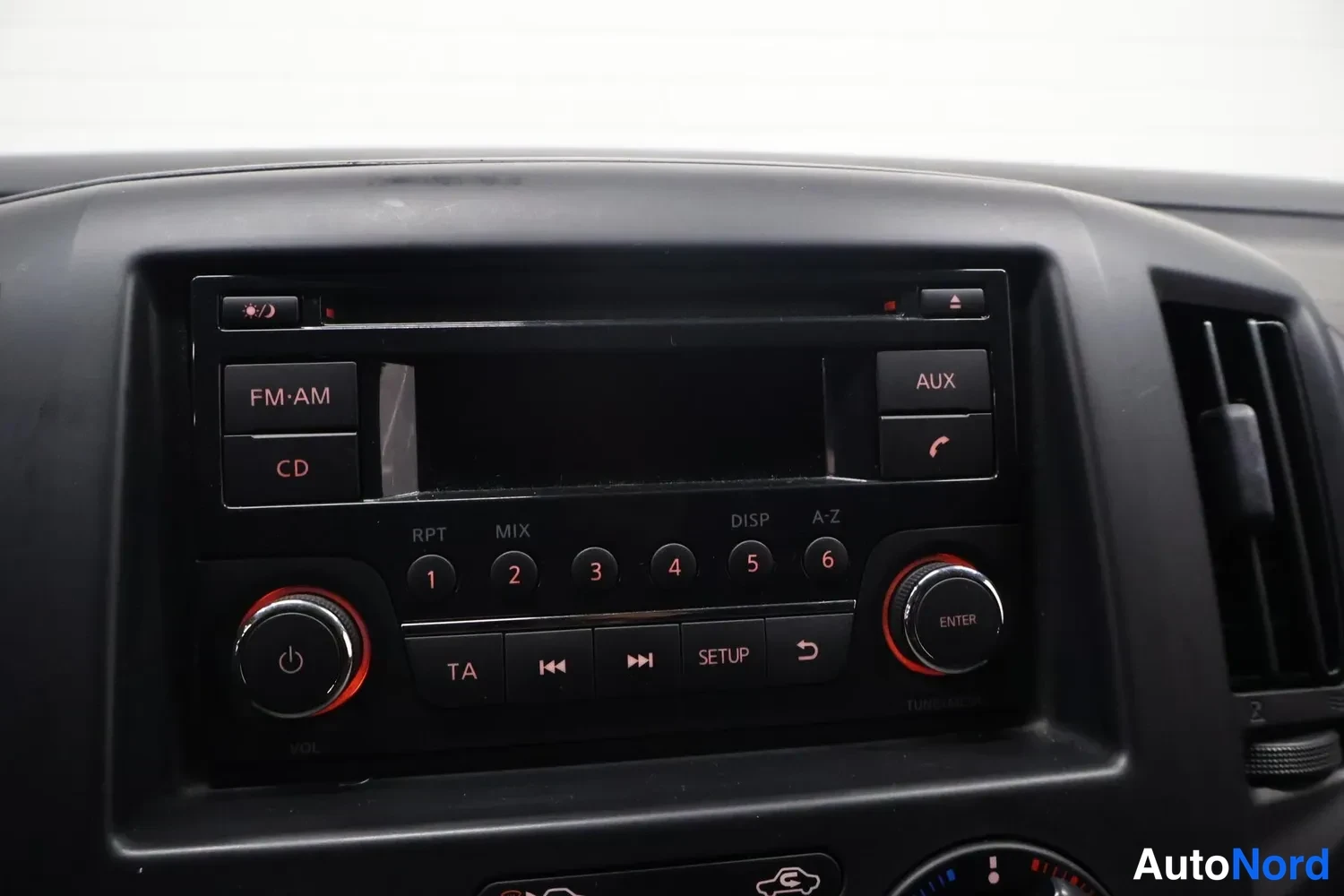 Muu: Radio-CD-soitin kojelaudassa, jossa FM·AM-, CD- ja AUX-napit sekä TA-, SETUP- ja ENTER-painikkeet.