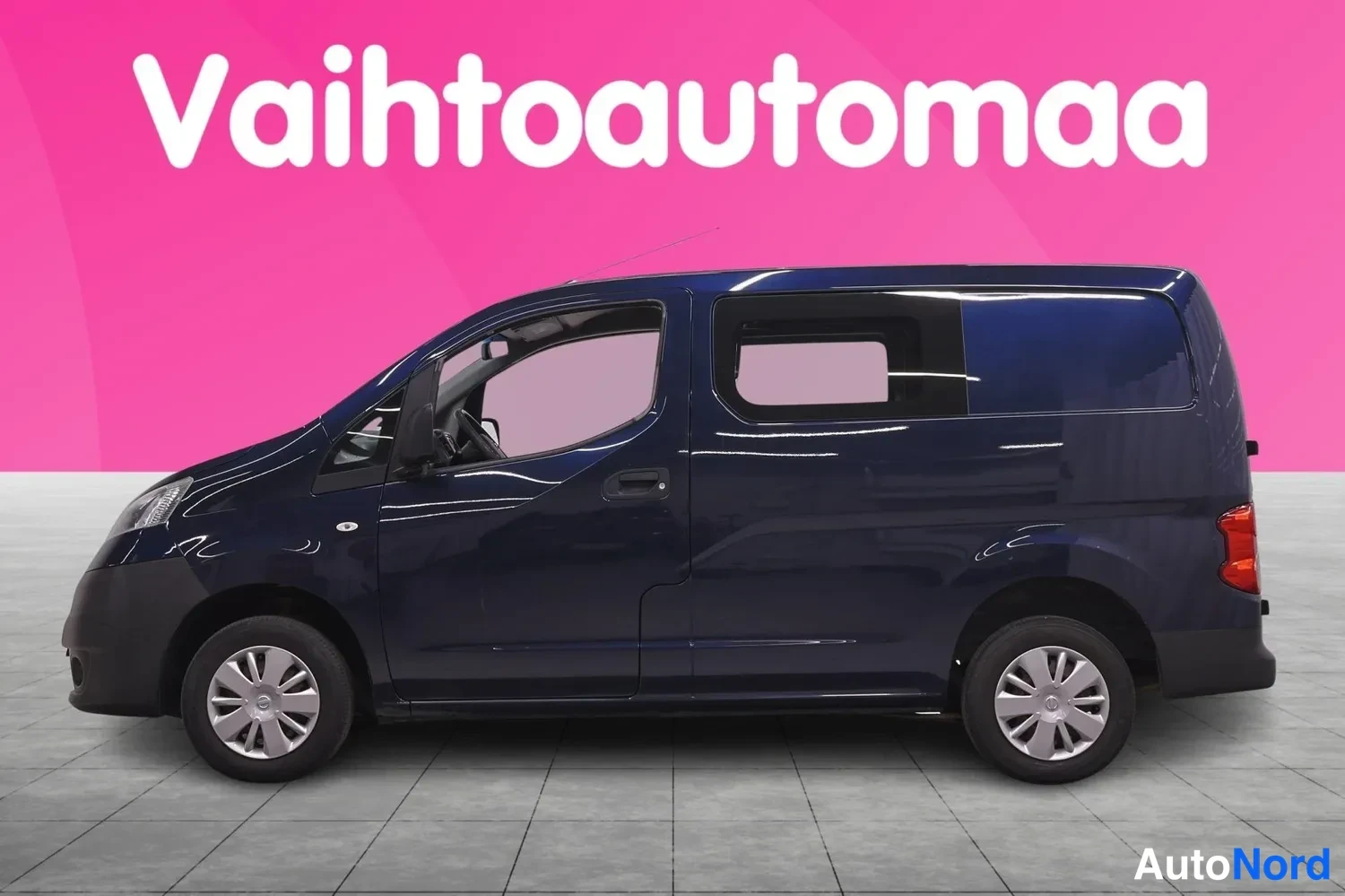 Sivulta: Tummansinisen Nissan NV200 -pakettiauton sivukuva oikealta puolelta.