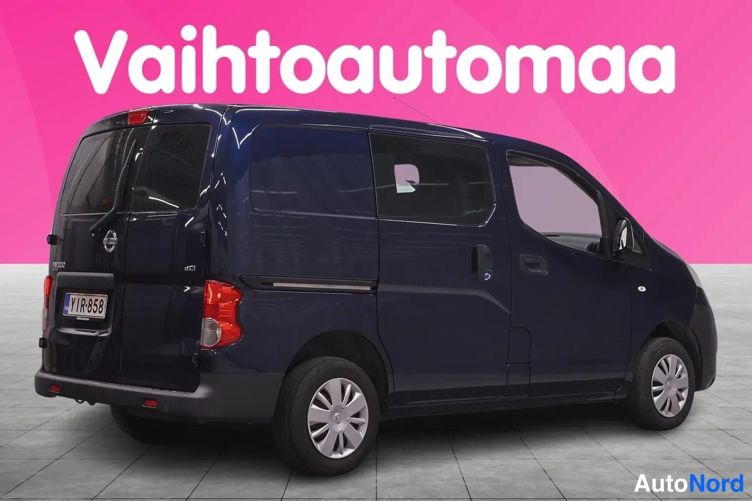 Takaviisto: Tummansininen pakettiauto takaa kolmivartalokuvassa, rekisterikilpi.