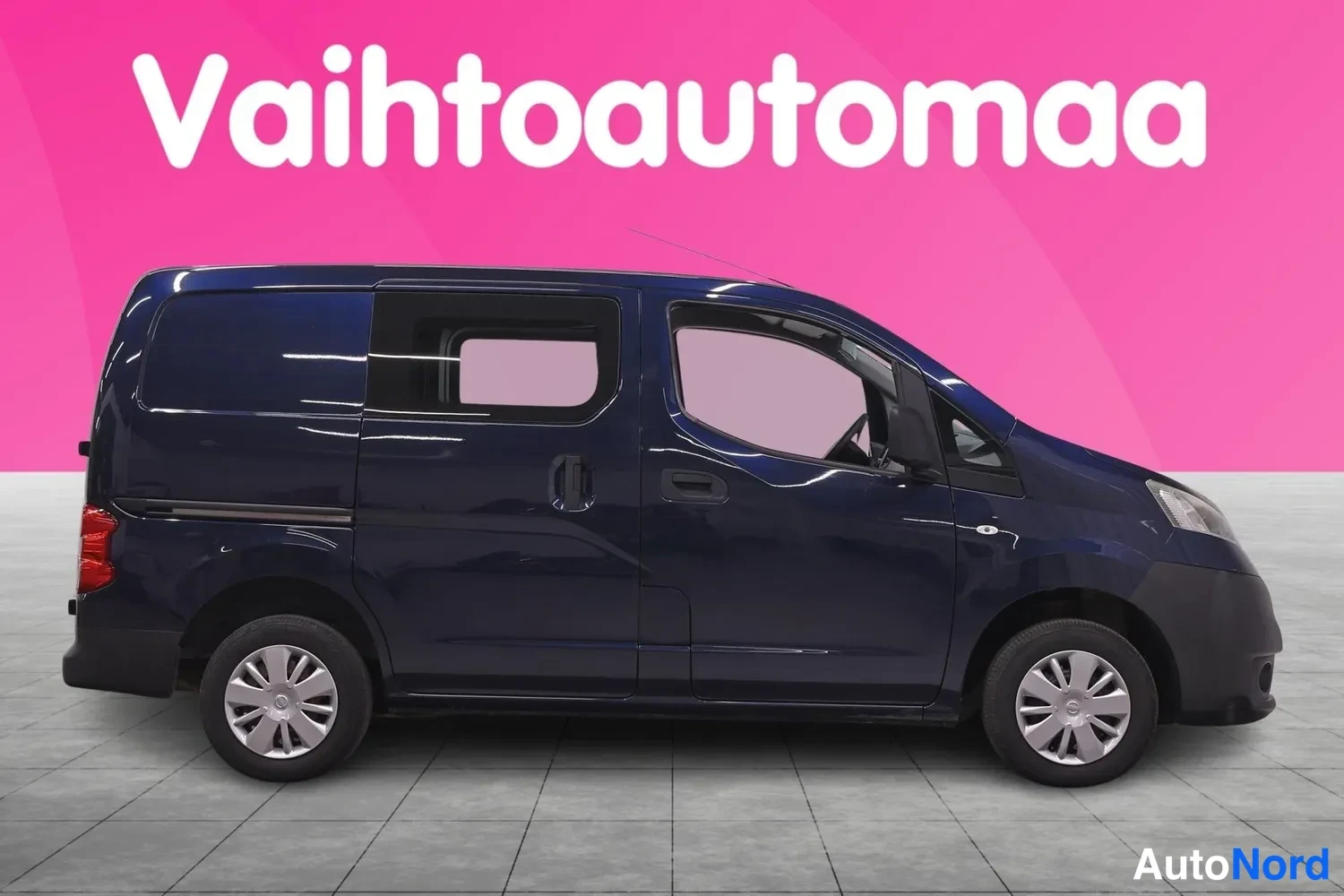 Sivulta: Tummansininen pakettiauto sivusta, oikea kylki koko ajoneuvossa nakyvissa.