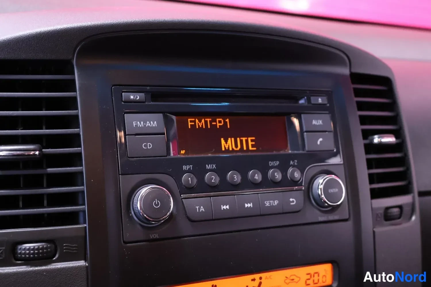 Muu: Radio-CD-autosoitin näytöllä teksti MUTE, FM-AM- ja CD-napit sekä AUX-liitin.