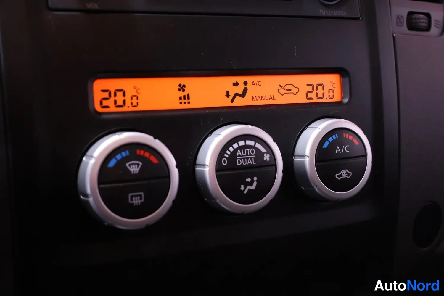 Muu: Kaksoisilmastointipaneeli näytöllä 20,0 °C molemmin puolin, AUTO DUAL -tila ja A/C-painike.