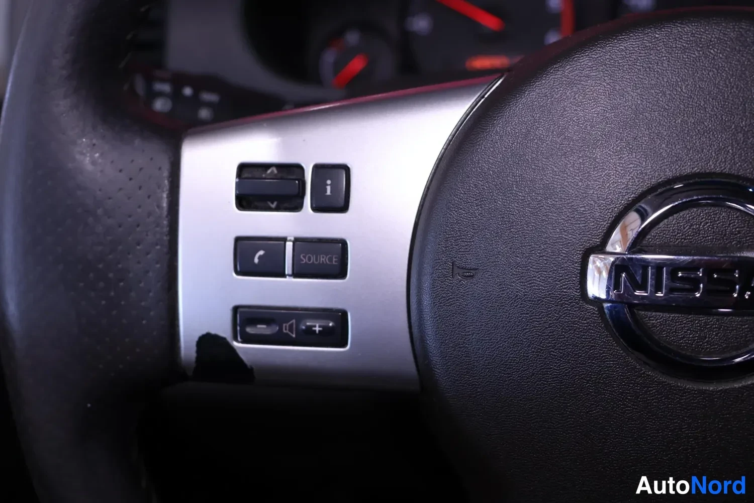 Muu: Nissan-ohjauspyörän vasemman puolen painikkeet: lämpötilan säätö, puhelin, SOURCE ja äänenvoimakkuus.