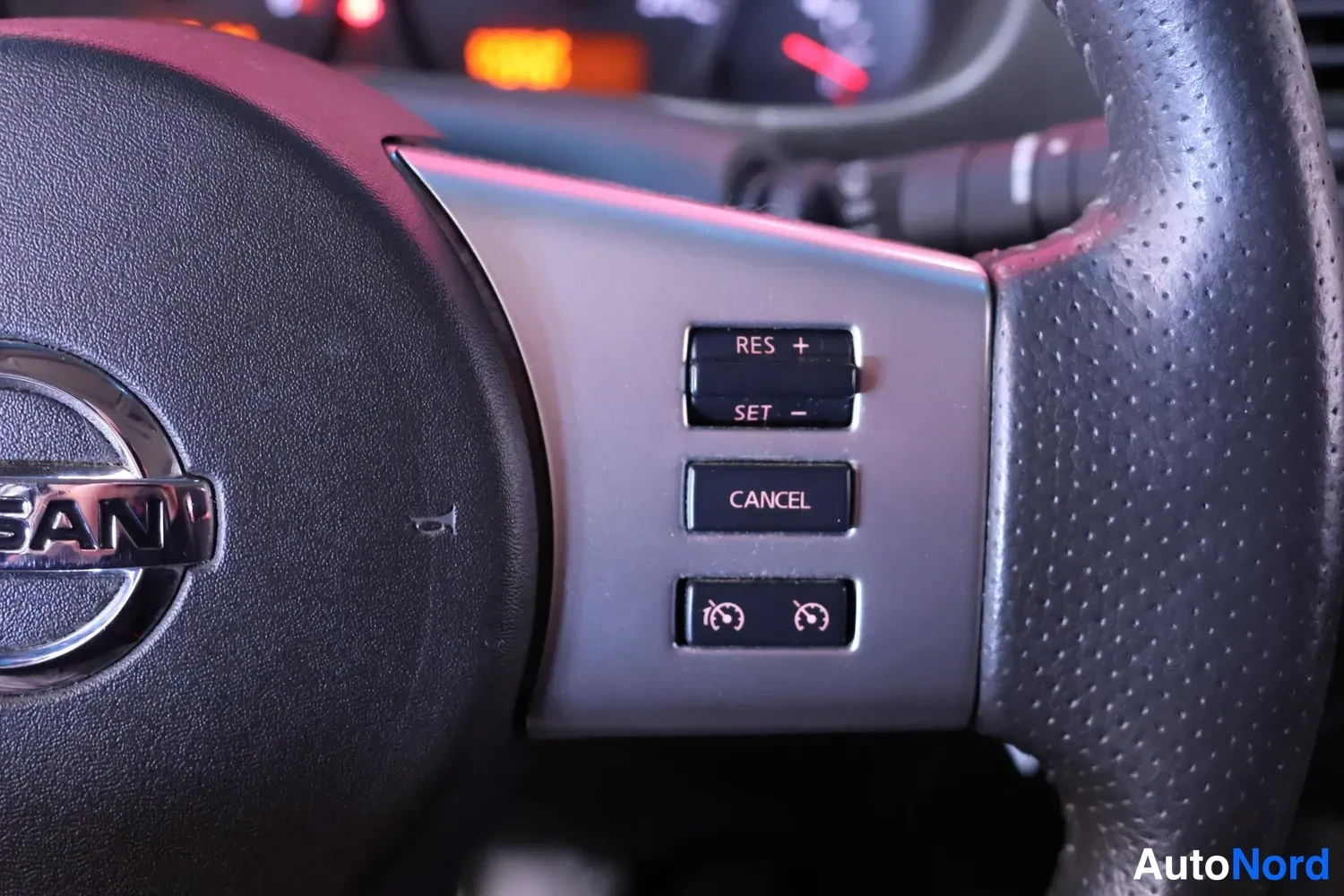 Muu: Nissan-ohjauspyörän oikean varren painikkeet: vakionopeudensäädin RES+, SET−, CANCEL ja ruudukkosymbolit.