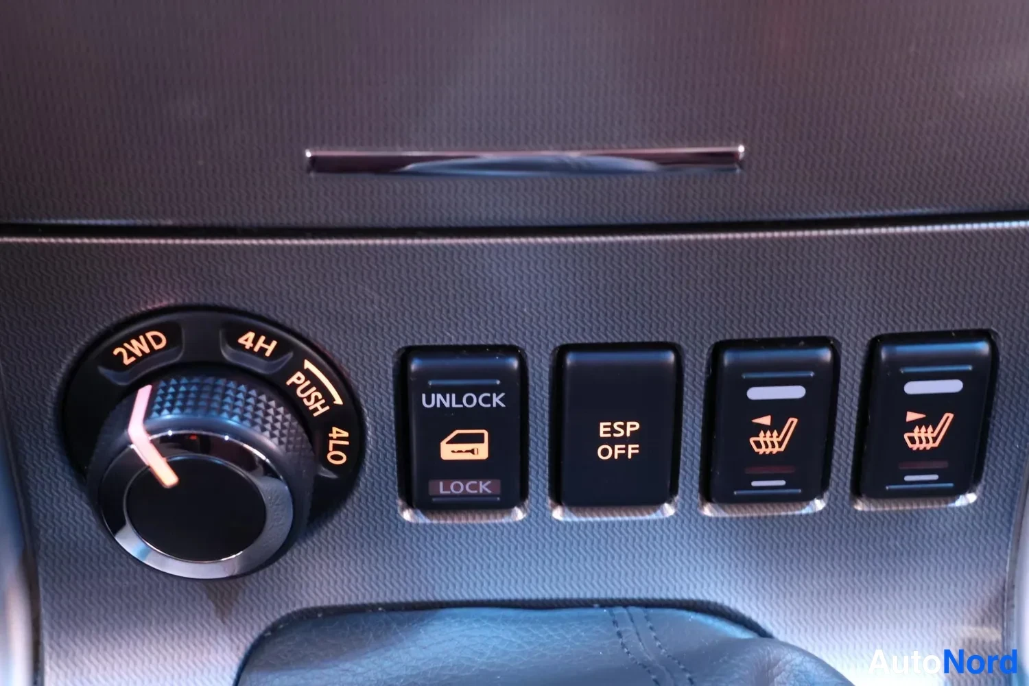 Muu: Kojeiston vaihteistopaneeli: 2WD/4H/4LO -kytkinpyörä, UNLOCK/LOCK-painike, ESP OFF ja kaksi lämmityspainiketta.