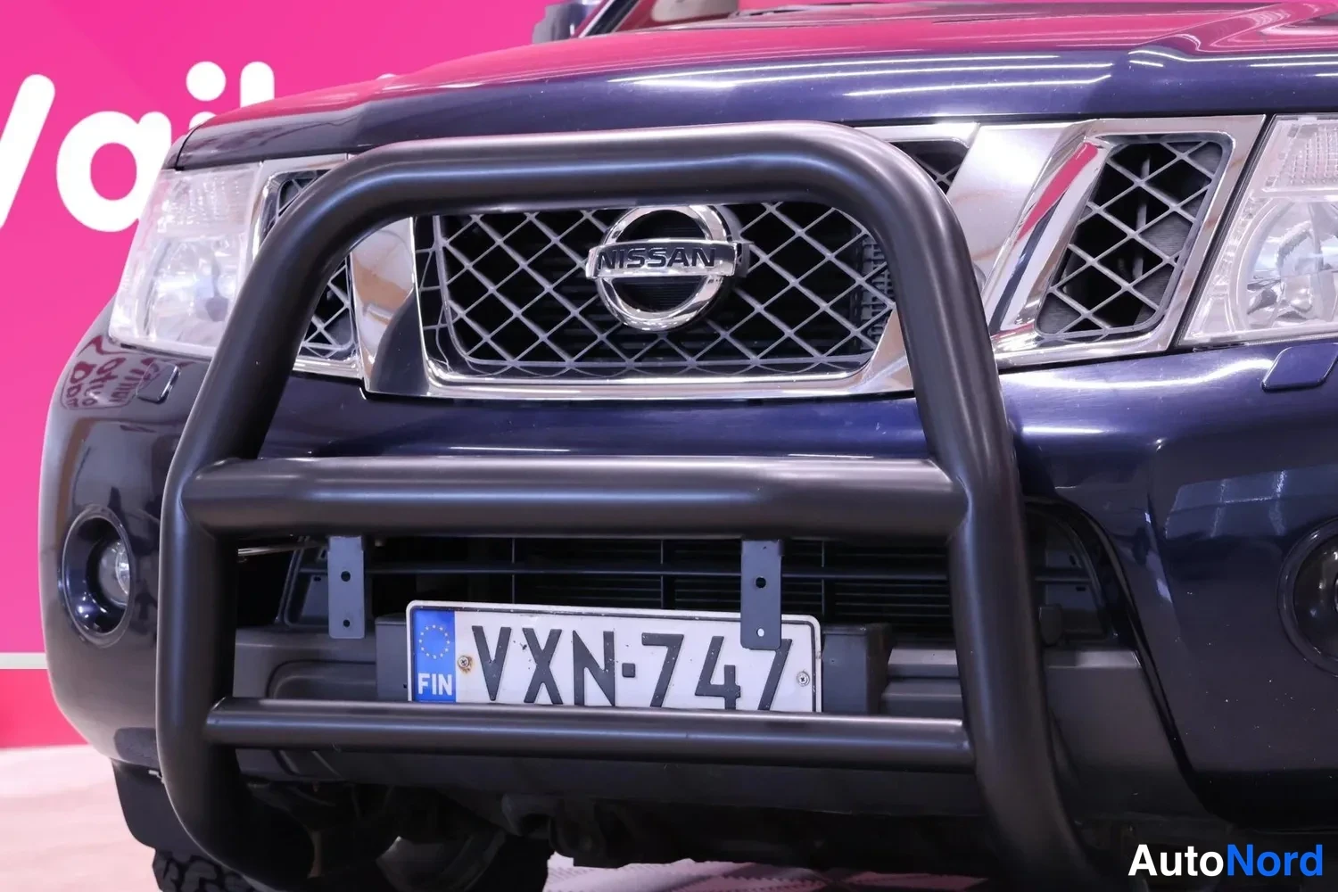 Edestä: Nissan Navaran etupään lähikuva; FIN -rekisteri ja NISSAN-merkki etusäleikössä.
