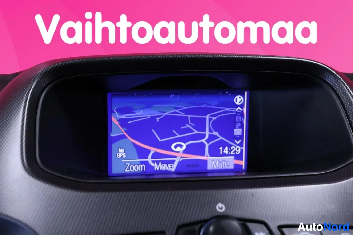 Muu: Keskikonsolin näyttö näyttää karttaa tekstillä 'No GPS' ja kello 14:29; yläosassa Vahtoautomaan logo.