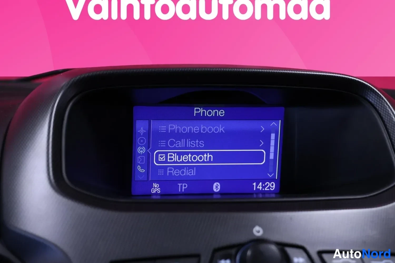 Muu: Infotainment-näyttö, jossa puhelinvalikko ja Bluetooth valittuna