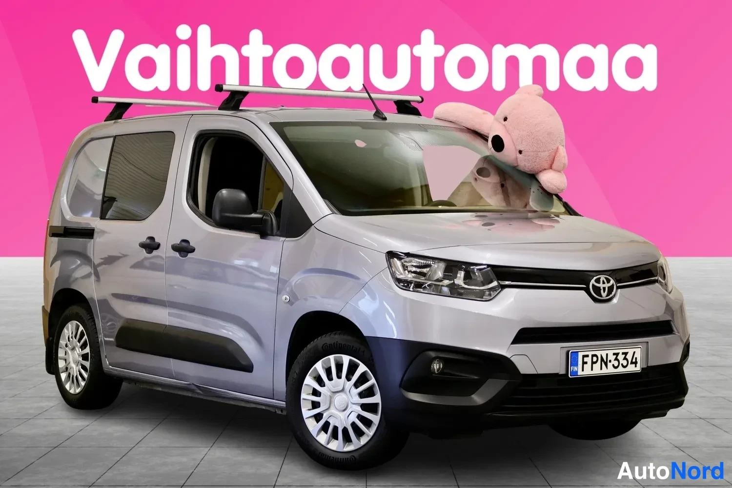 Etuviisto, nokka oikealle: Hopeanharmaa pakettiauto etukolmannesvasemmasta? Ei – kuva etunosa oikealla