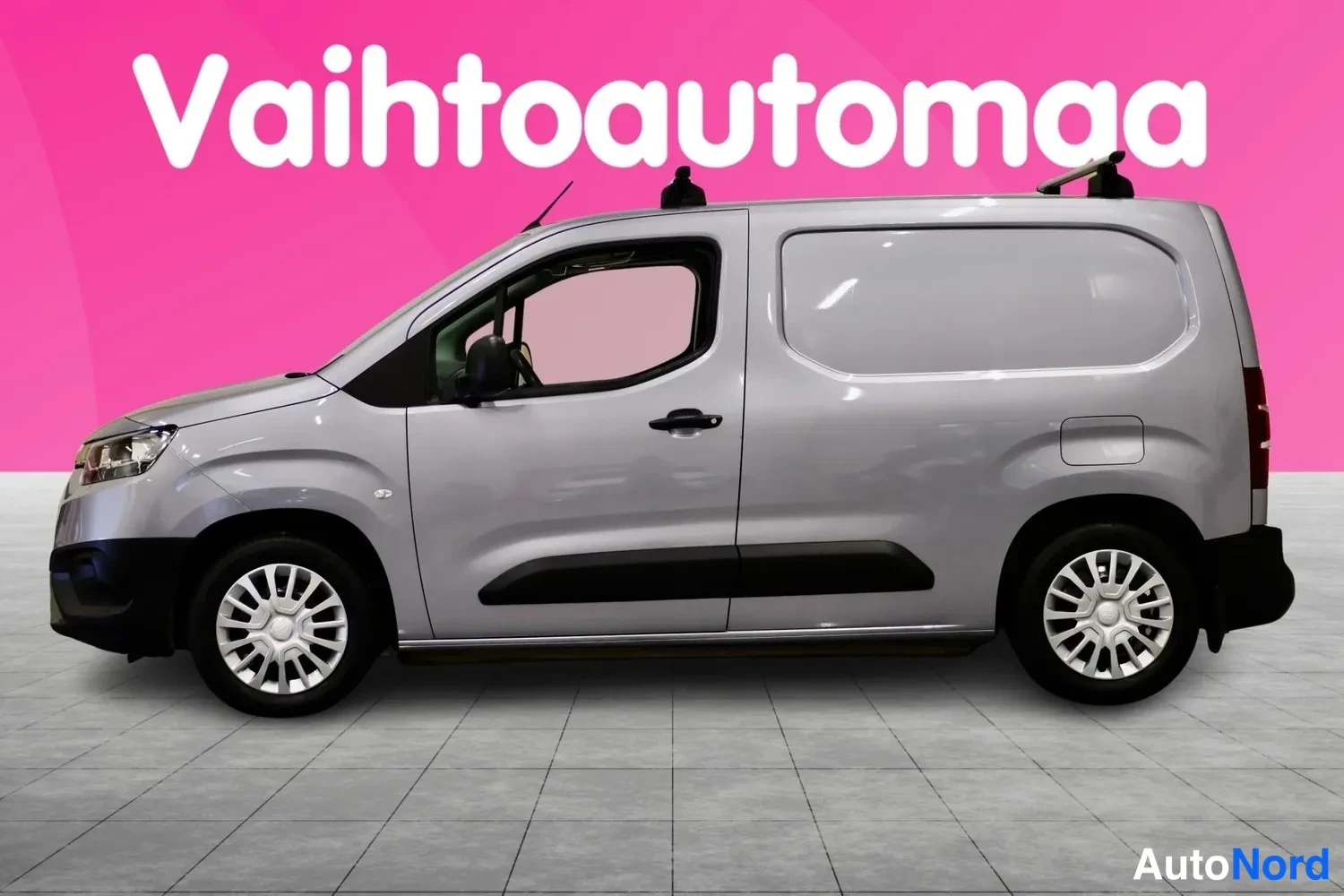 Etuviisto, nokka vasemmalle: Toyota Proace City -pakettiauto sivulta, hopeanvärinen kori ja katolle asennettu teline.