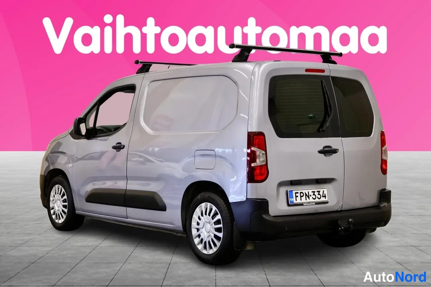 Takaviisto: Toyota Proace City takaviistolta, kattotelineet ja rekisterikilpi näkyvissä.