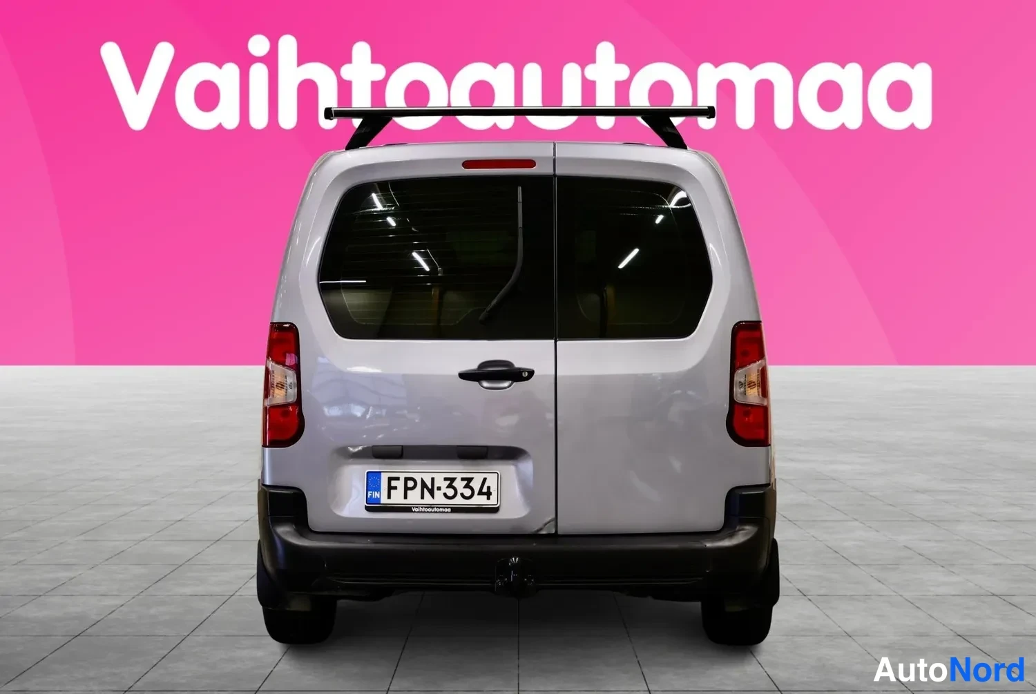 Takaa: Toyota Proace City suoraan takaa, kattotelineet ja rekisterikilpi.