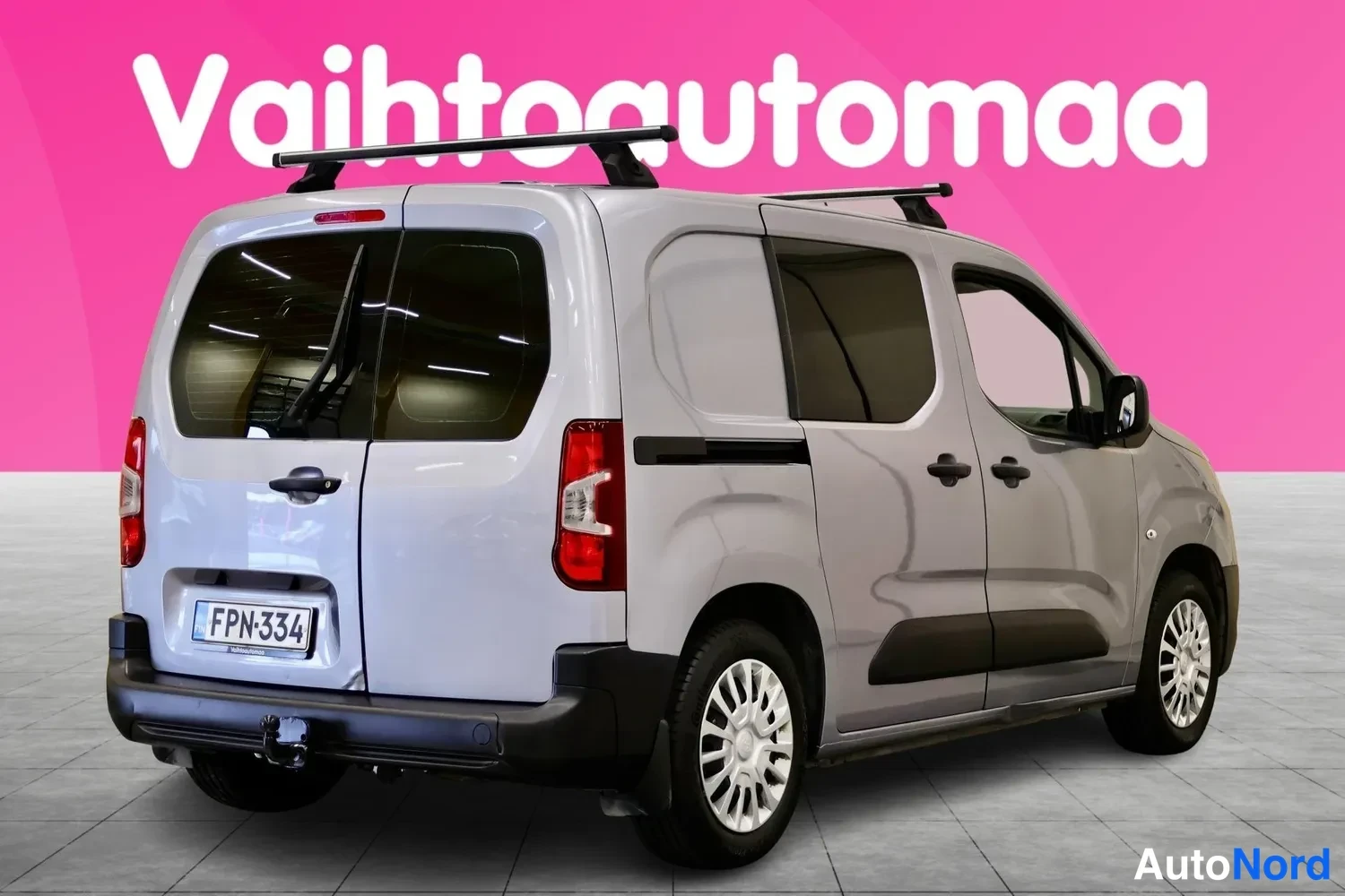 Takaviisto: Toyota Proace City takaviistolta toiselta puolelta, kattotelineet ja rekisterikilpi näkyvissä.