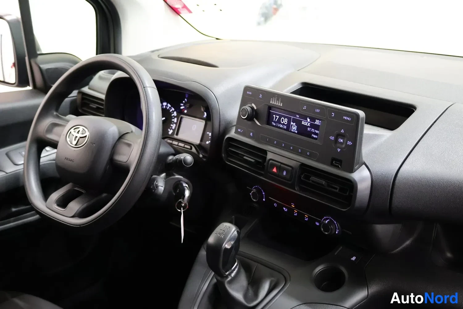 Muu: Toyota-ohjauspyörä, mittaristo, kosketusnäyttöradio ja käsivaihtoaita.