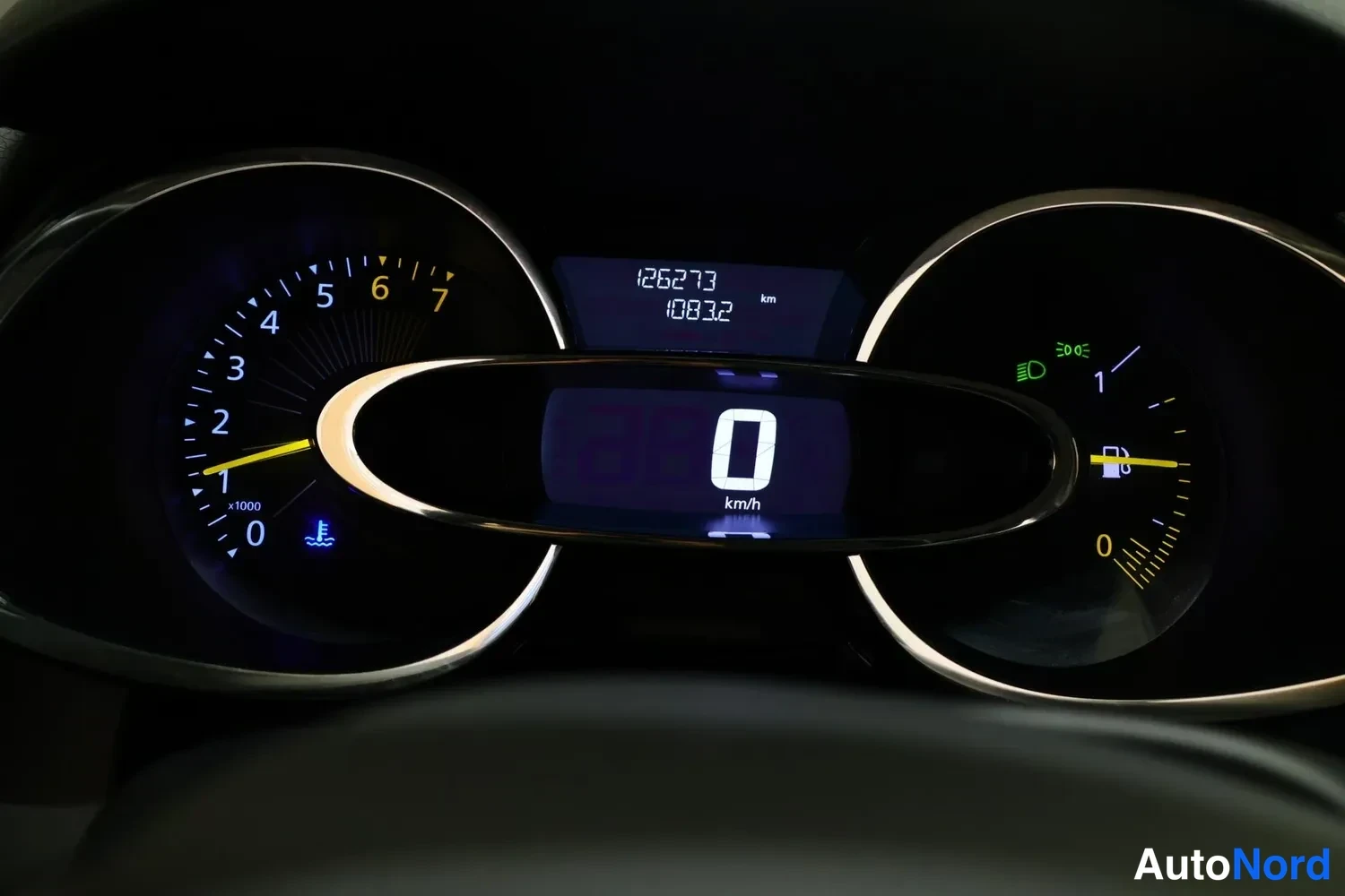 Muu: Kojeiston näyttö, joka näyttää matkamittarin 126 273 km ja tripmittarin 1083,2 km