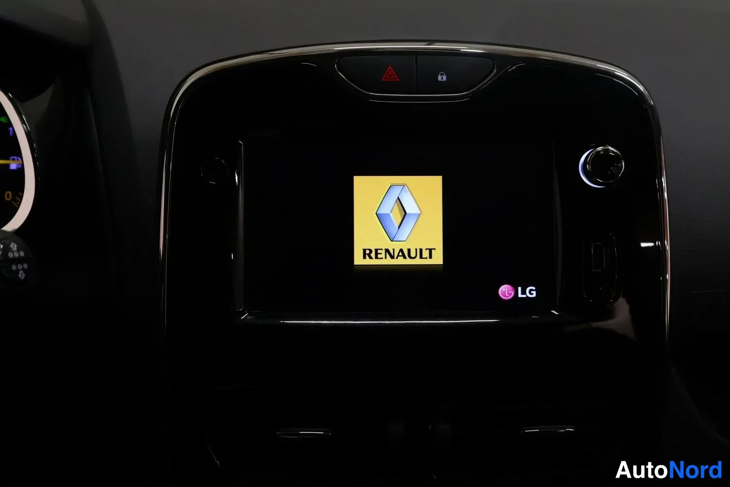 Muu: Keskikonsolin kosketusnäyttö käynnistymässä, näytöllä Renault-logo ja LG-merkintä