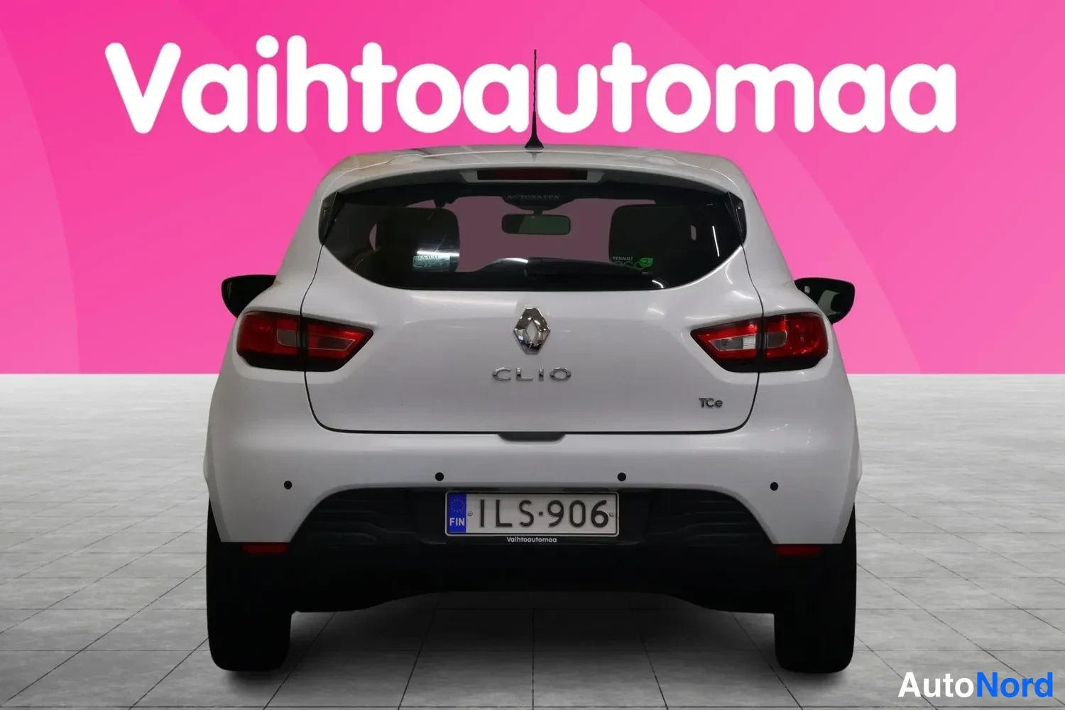 Takaa: Valkoisen Renault Clin takaosa suoraan takaa: CLIO- ja TCe-tunukset sekä rekisterikilpi.