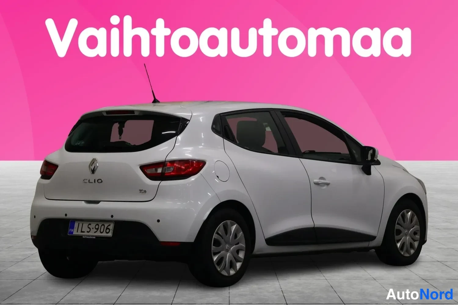 Takaviisto: Valkoisen Renault Clin takakulmanäyttö toiselta puolelta: rekisterikilpi ja sivupaneelit näkyvät.