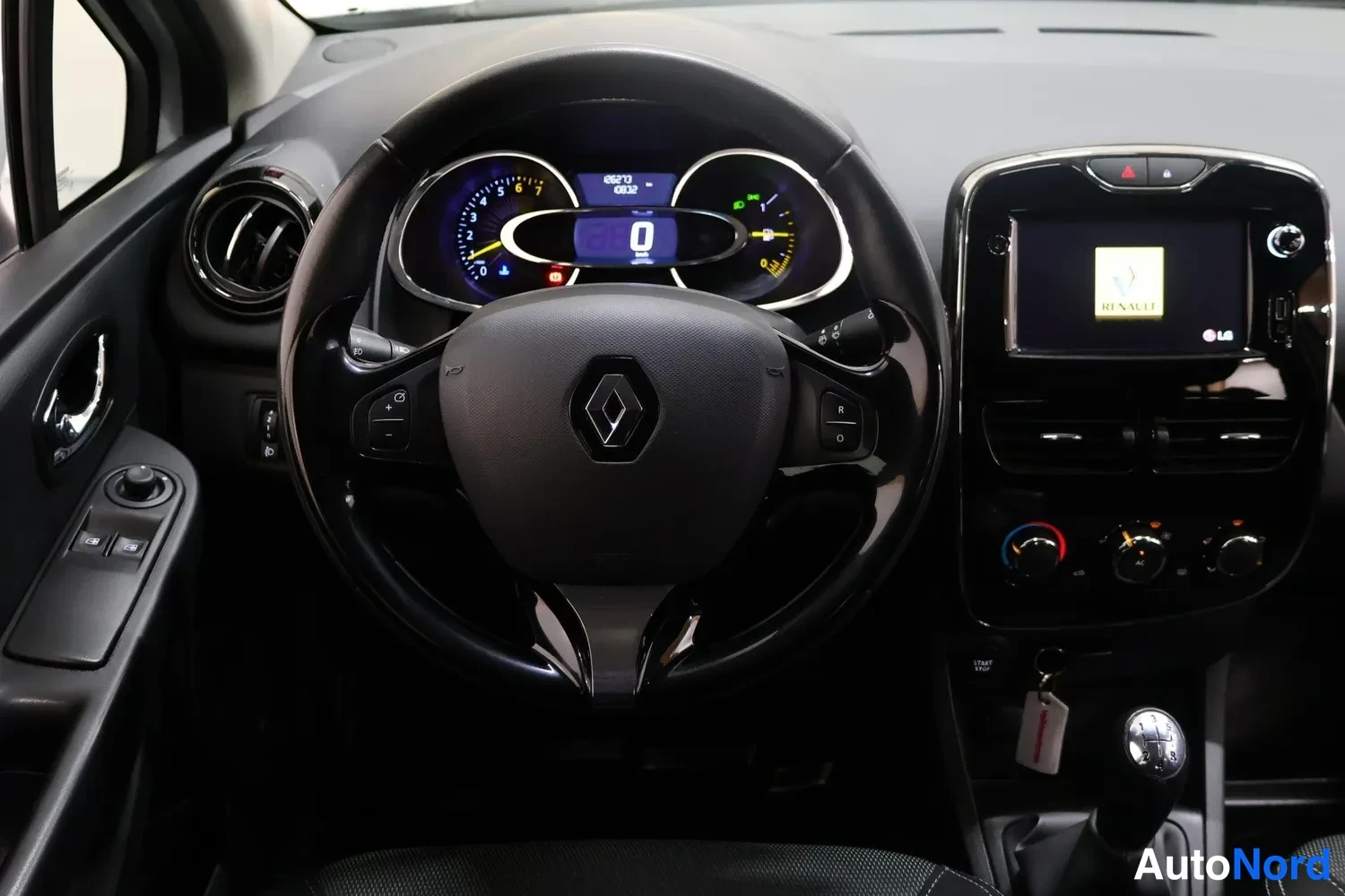 Muu: Renaultin ohjaamo: Renault-logollinen ohjauspyörä, mittaristo, kosketusnäyttö ja manuaalivaihteen keksi.