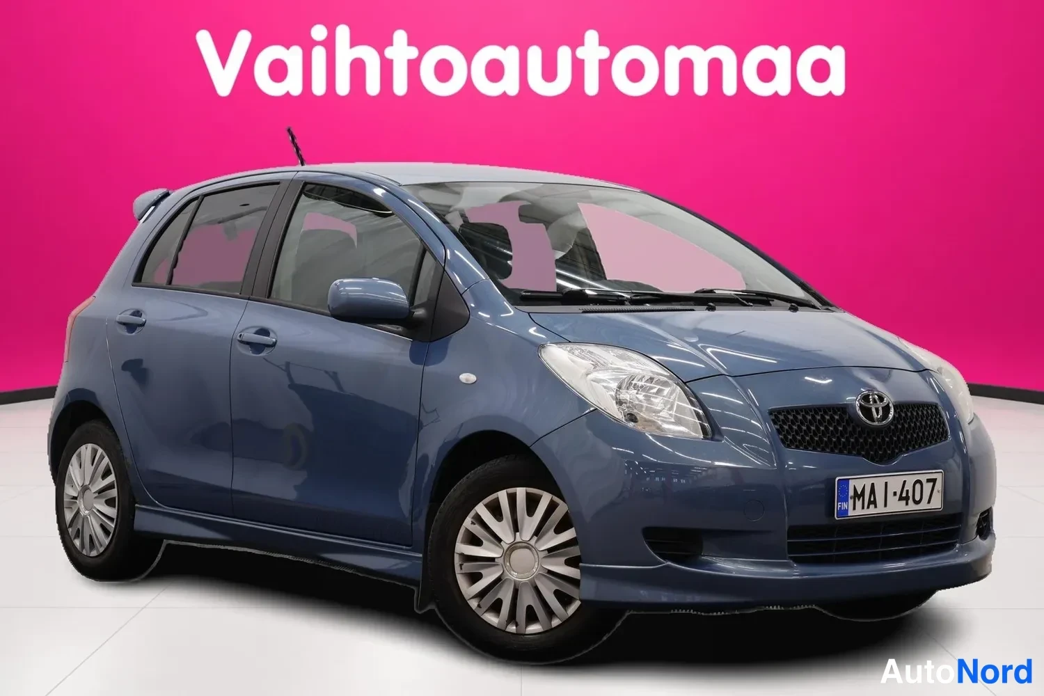 Etuviisto, nokka oikealle: Sininen Toyota Yaris -henkilöauto etu kolmannesvasemmasta, rekisteritunnus.