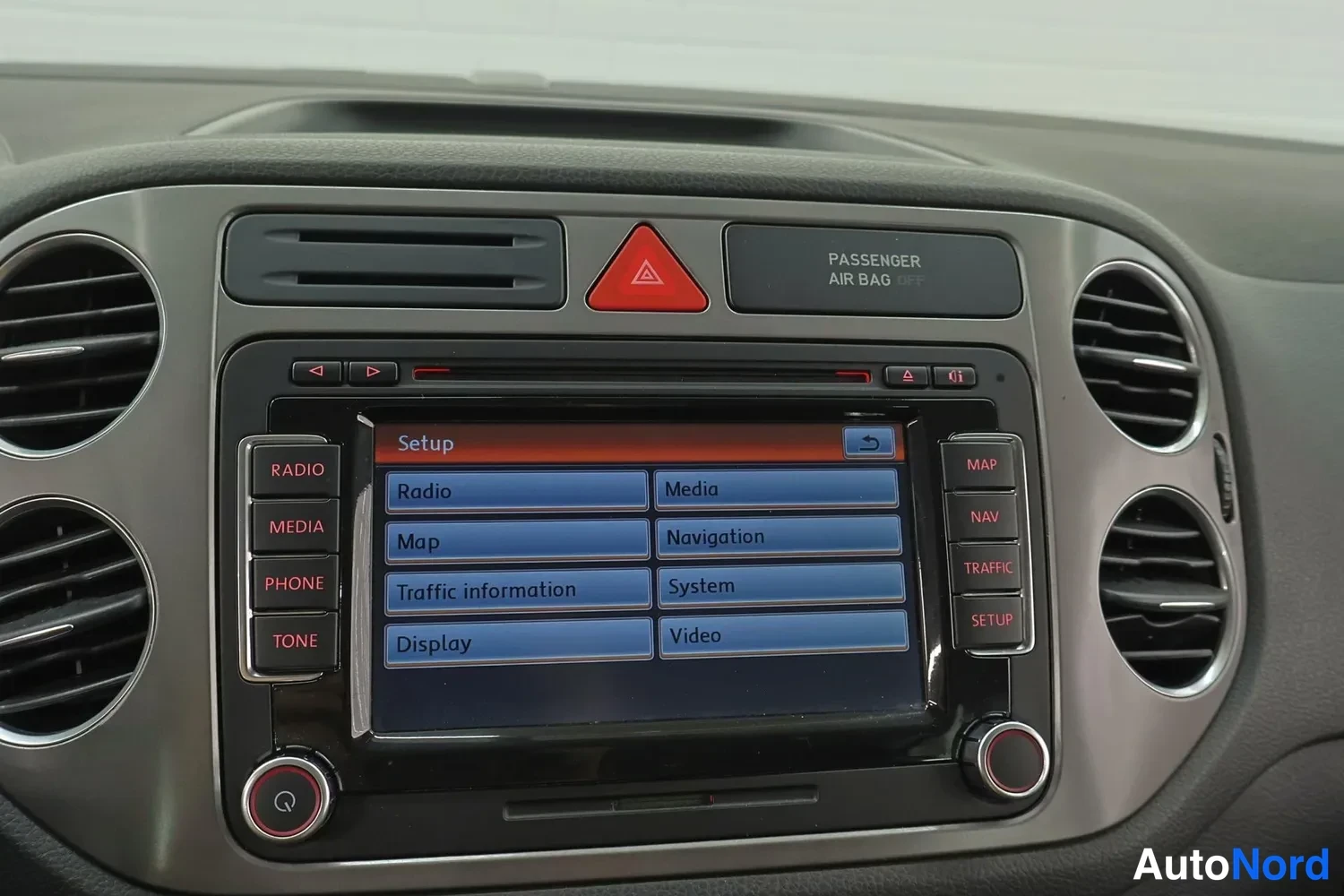 Muu: Kojeiston keskiosa: kosketusnäyttö, jossa Setup-valikko (Radio, Media, Map, Navigation, Traffic information, System, Display, Video), sekä RADIO-, MEDIA-, PHONE