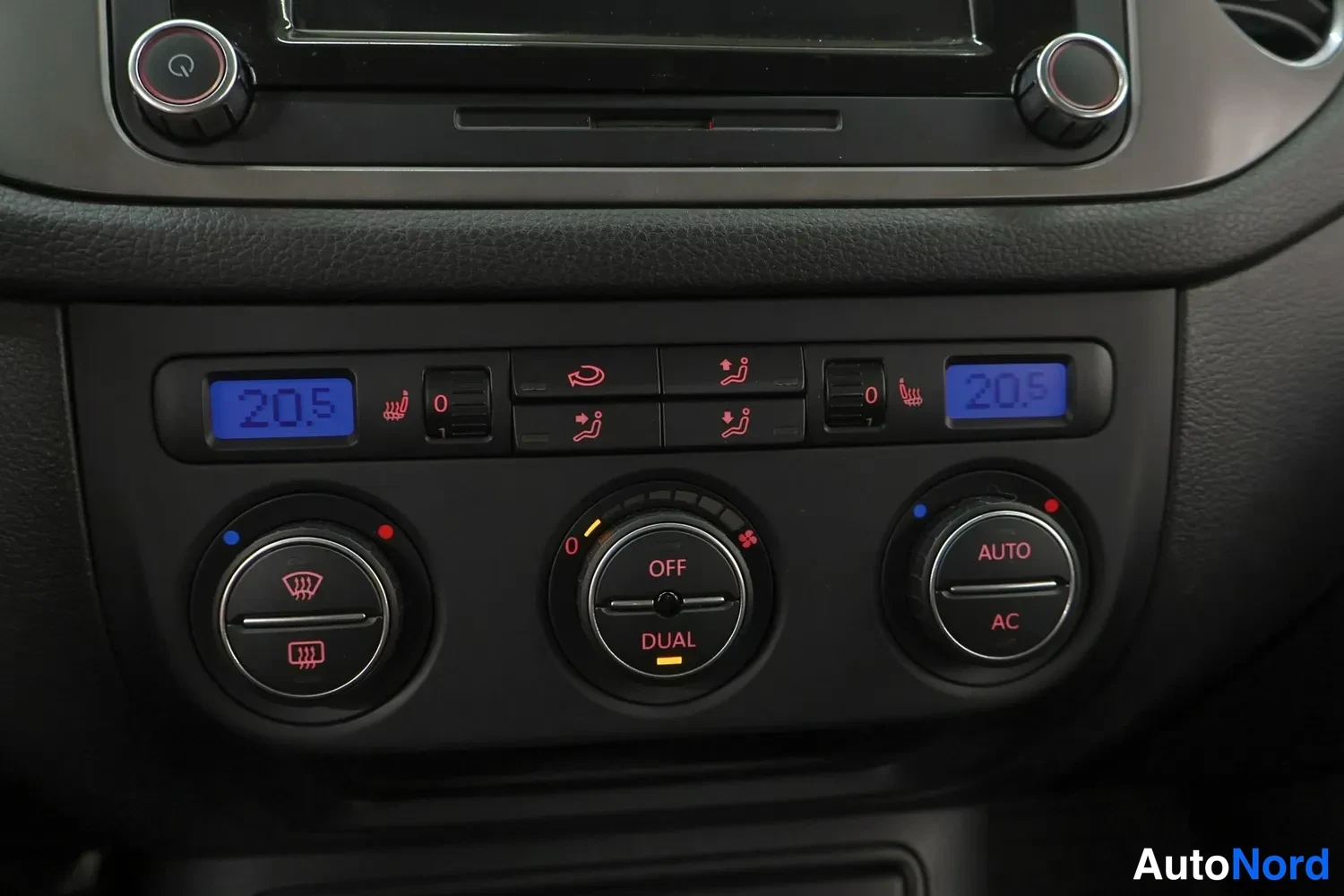 Muu: Ilmastointilaitteen säätimät: kaksi lämpötilanäyttöä 20.5, OFF/DUAL-keänappi, AUTO- ja AC-painikkeet.