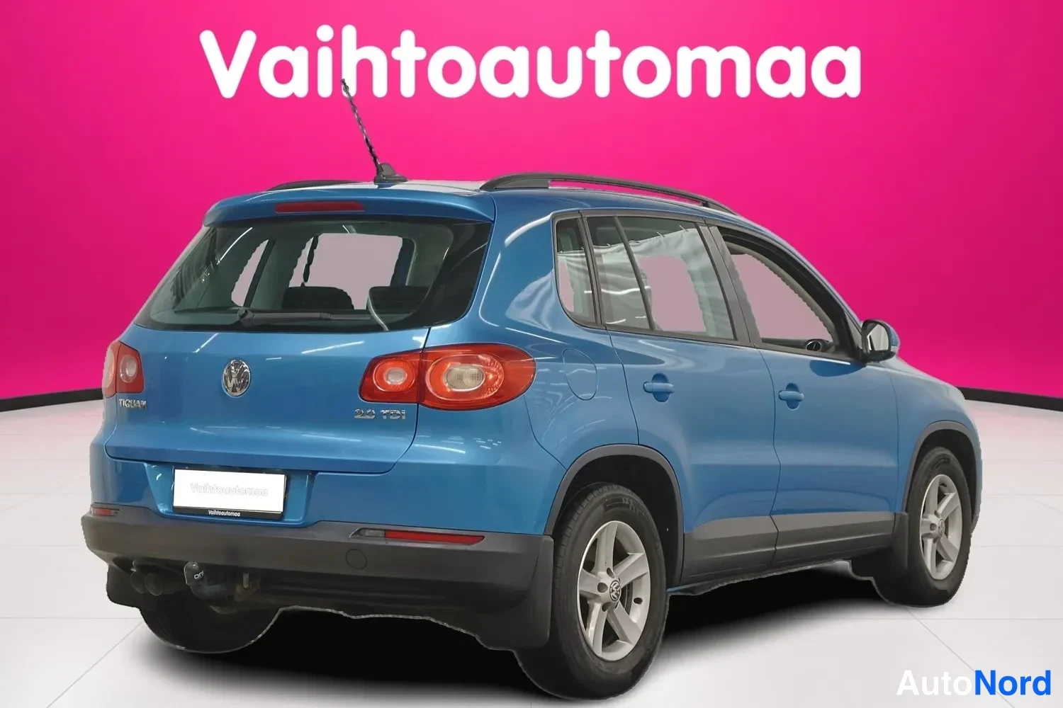 Takaviisto: Sinisen farmarimallisen tila-auton takakulma: takavalot, boot-luukku, TIGUAN- ja 2.0 TDI -merkit, peräveto kytketty.