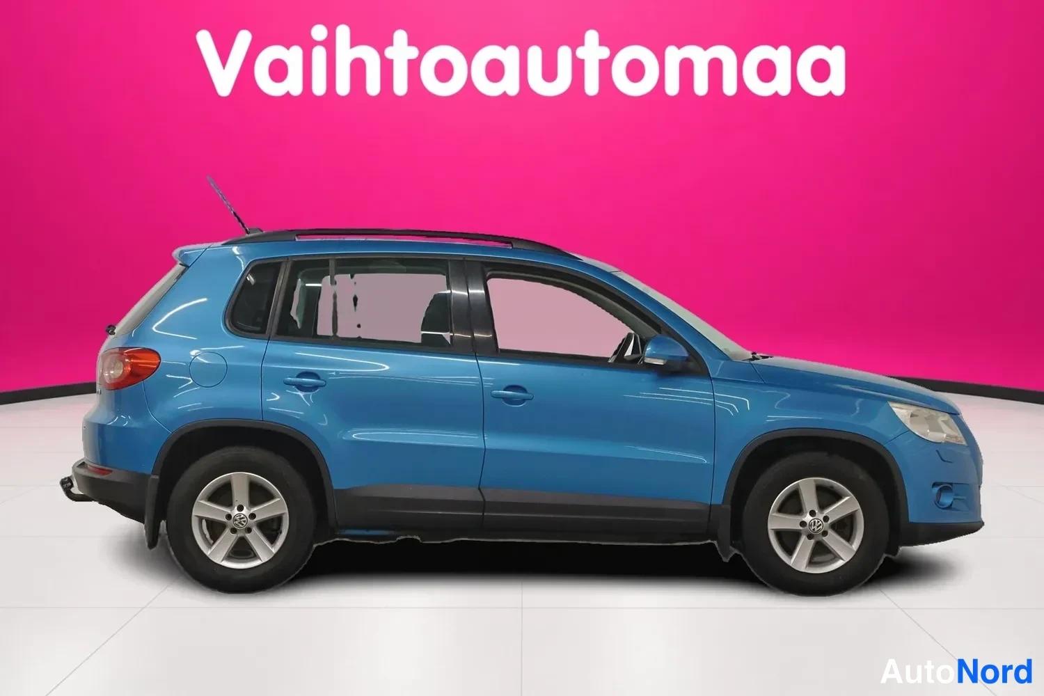 Etuviisto, nokka oikealle: Sininen tila-auto sivukulmasta, nokka oikealla: mustat kattokiskot, viisi puujalkavanteista, takaveto.