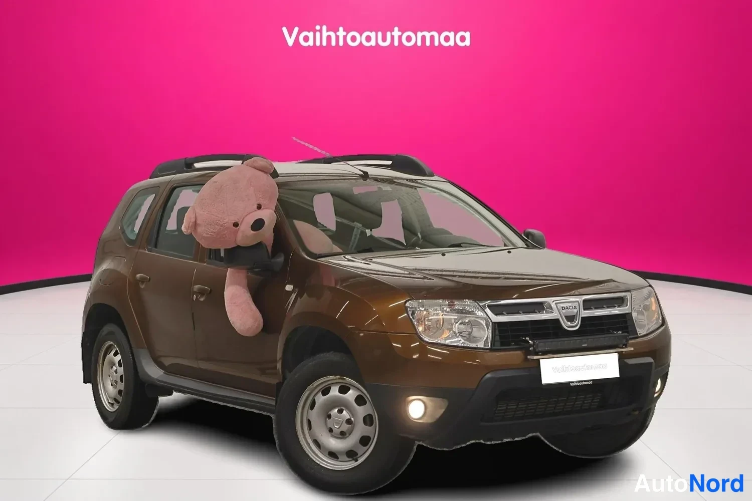 Etuviisto, nokka oikealle: Dacia Duster 2012