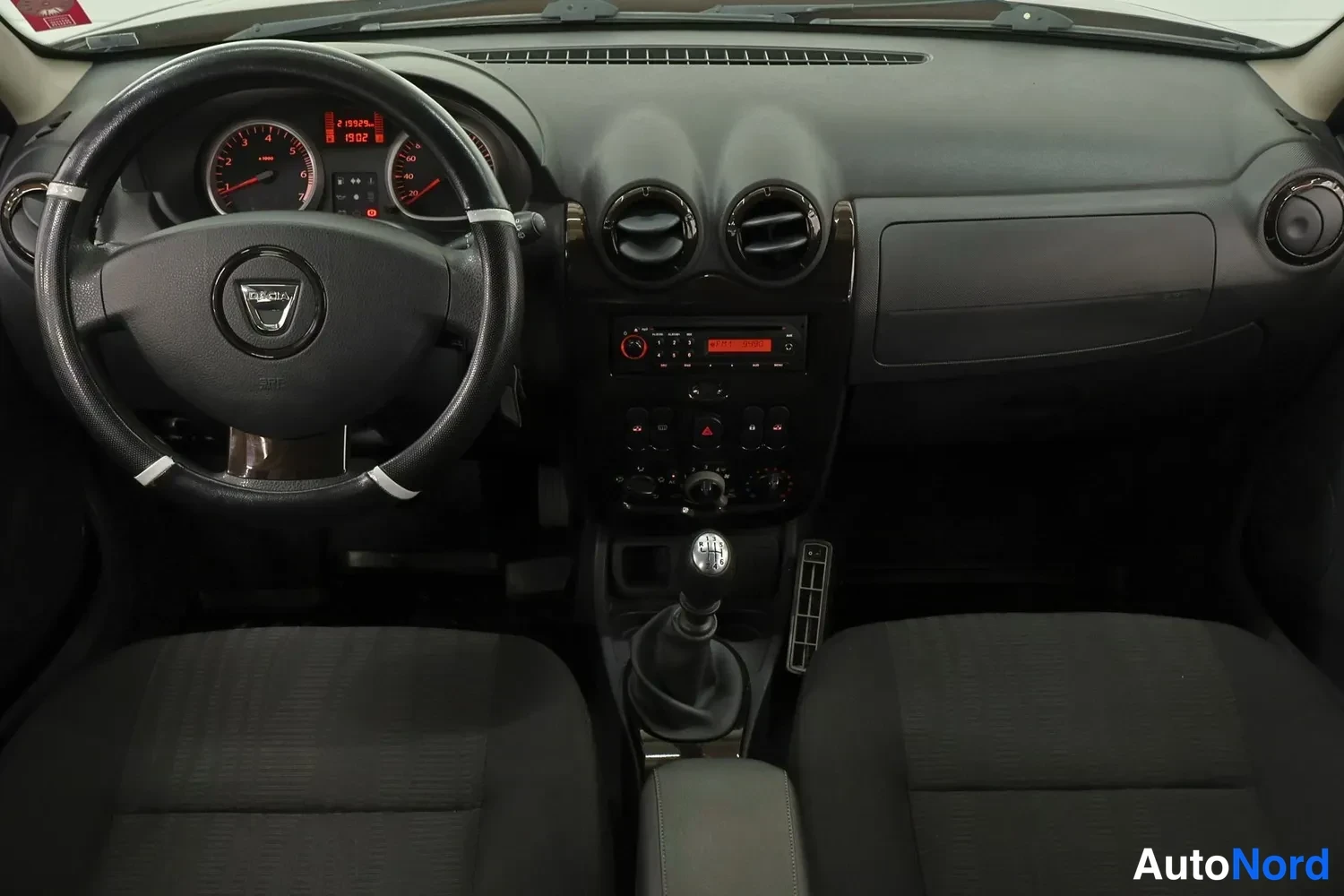 Muu: Dacia Dusterin dashboard and steering wheel front view