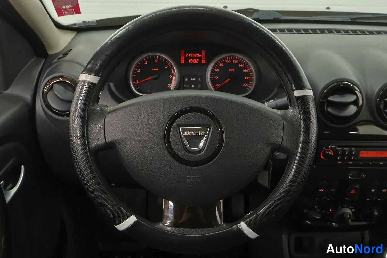 Muu: Dacia Duster steering wheel closeup