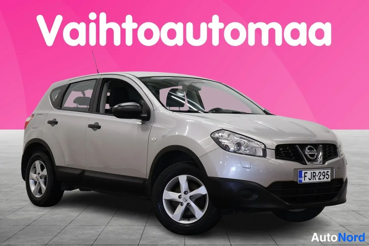 Etuviisto, nokka oikealle: Hopeanharmaa Nissan Qashqai kolmesta neljänneksestä edestä oikealta, rekisteritunnus F JR-295.