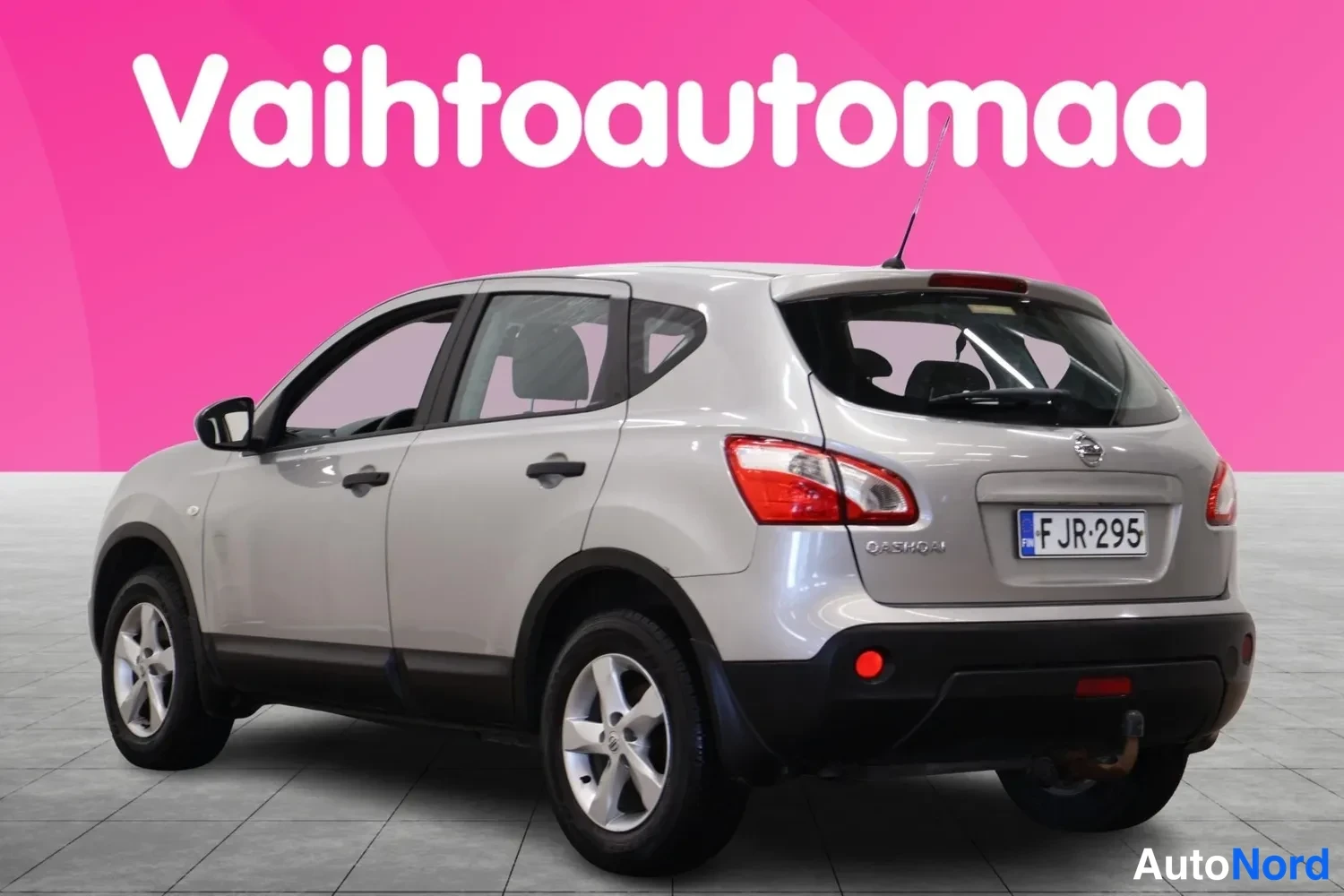 Takaviisto: Hopeanharmaa Nissan Qashqai takaa viistosti oikealta kuvattuna, rekisterikilpi F JR-295.