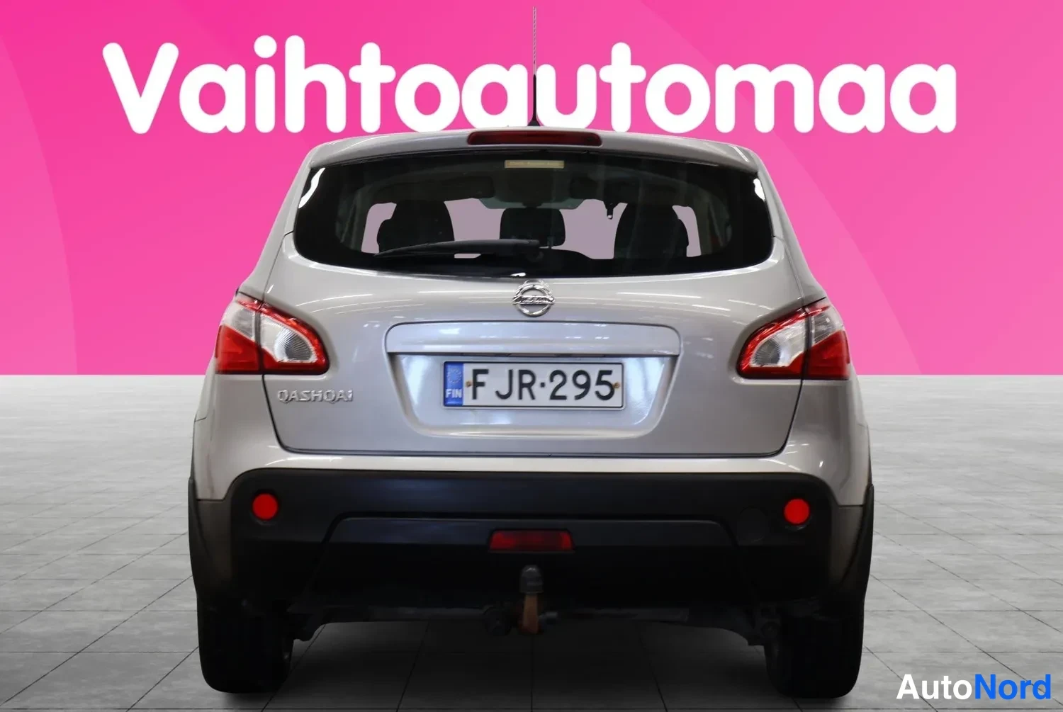 Takaa: Hopeanharmaa Nissan Qashqai suoraan takaa, rekisterikilpi F JR-295 ja vyöhykeluukku.