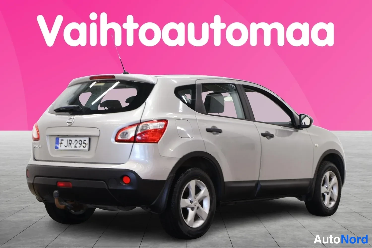 Takaviisto: Hopeanharmaa Nissan Qashqai takaa viistosti vasemmalta kuvattuna, rekisterikilpi F JR-295.
