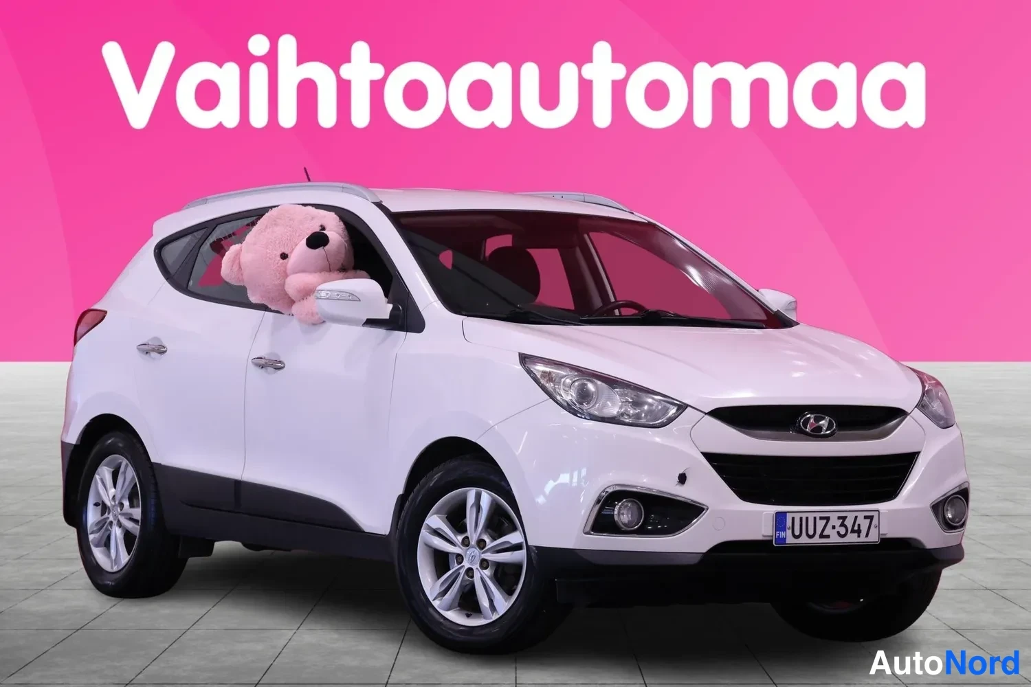 Etuviisto, nokka oikealle: Valkoinen Hyundai ix35 etu-kolmasosakuva vasemmasta sivusta, rekisterikilpi, vaaleat vanteet.